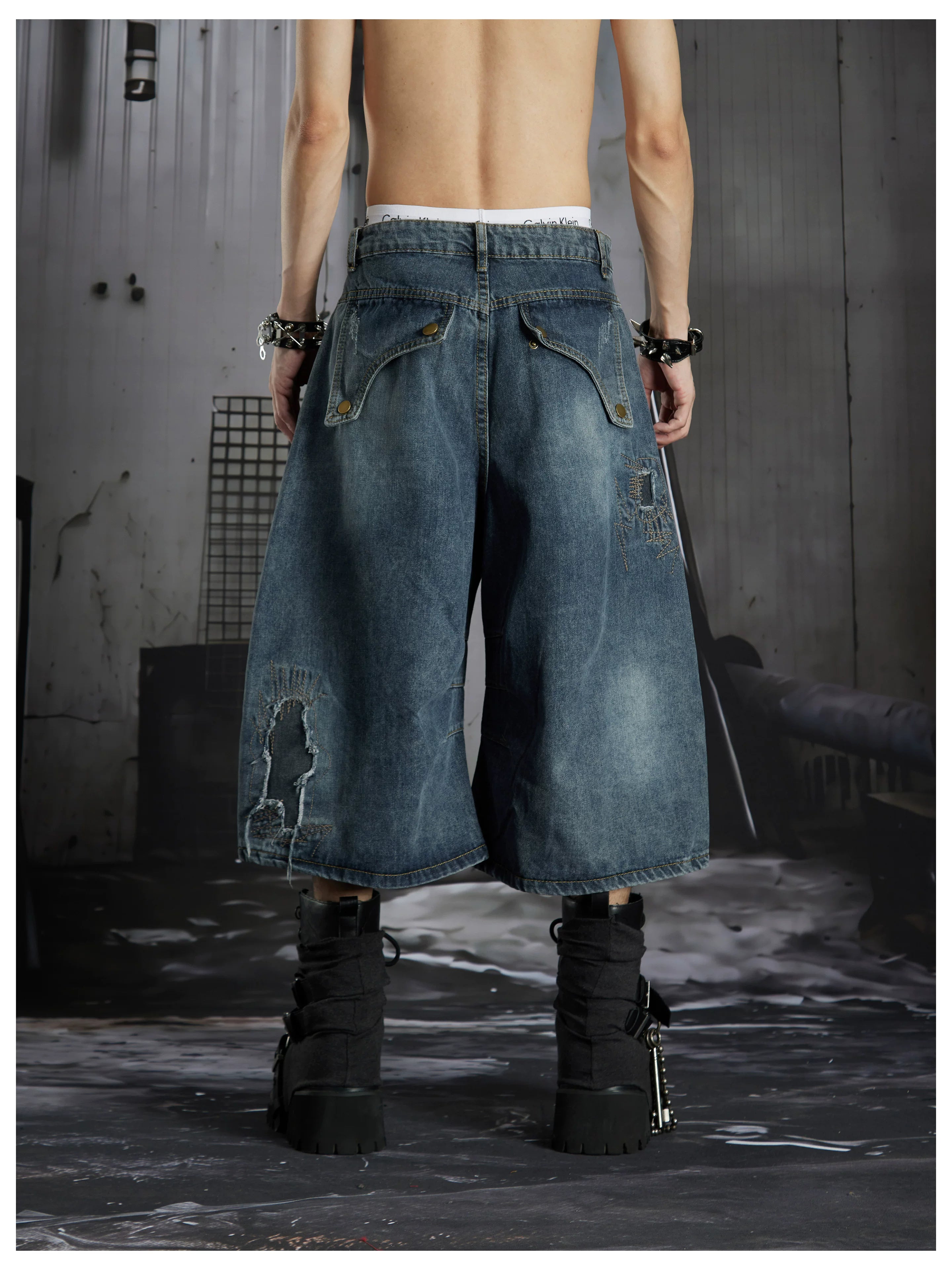 NOMANIAI Distressed, raw-edge, deconstructed loose-fit denim shorts Cropped trousers.