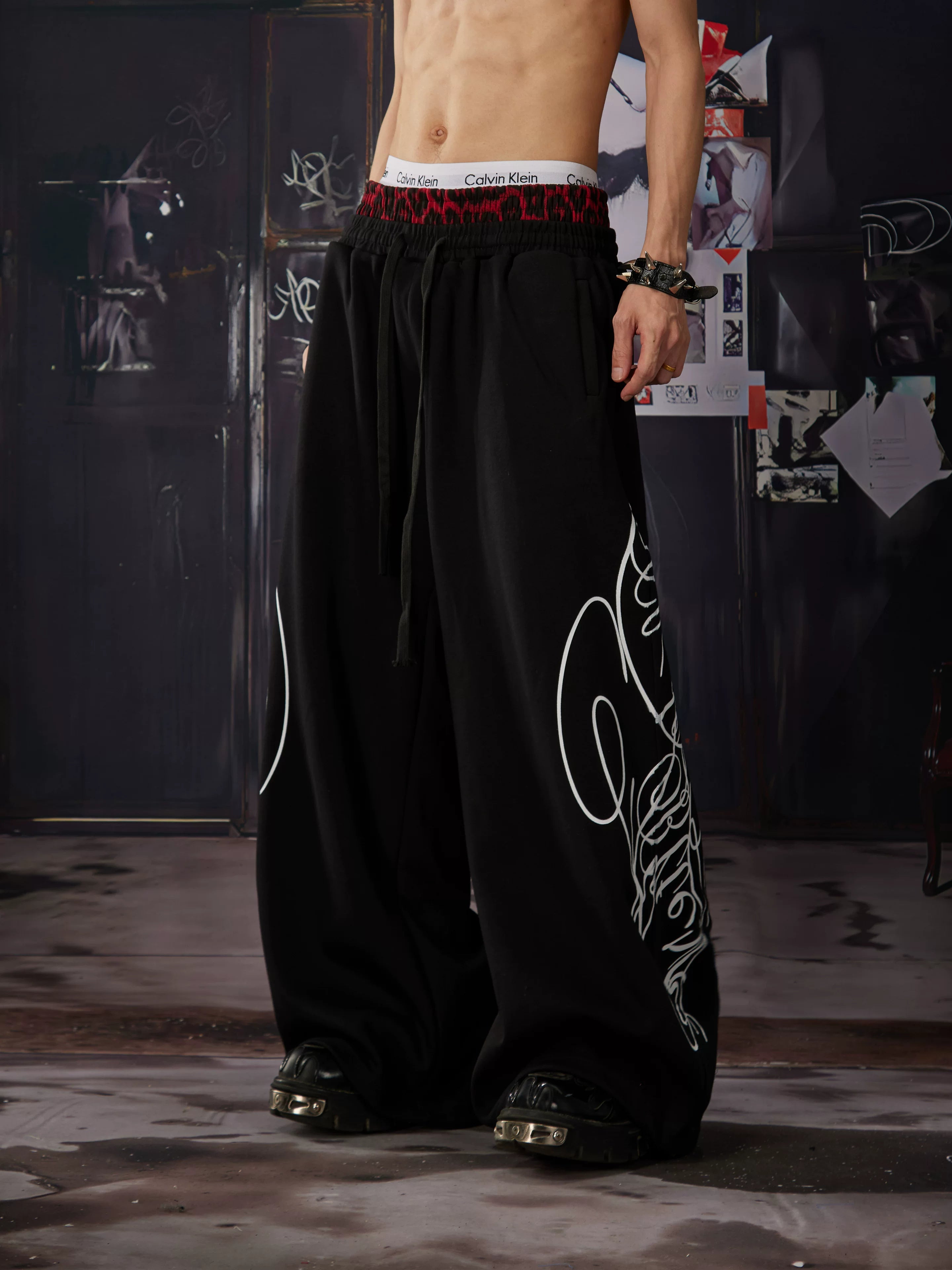 NOMANIAI Y2K-style loose-fit casual pants with leopard print and totem motifs.