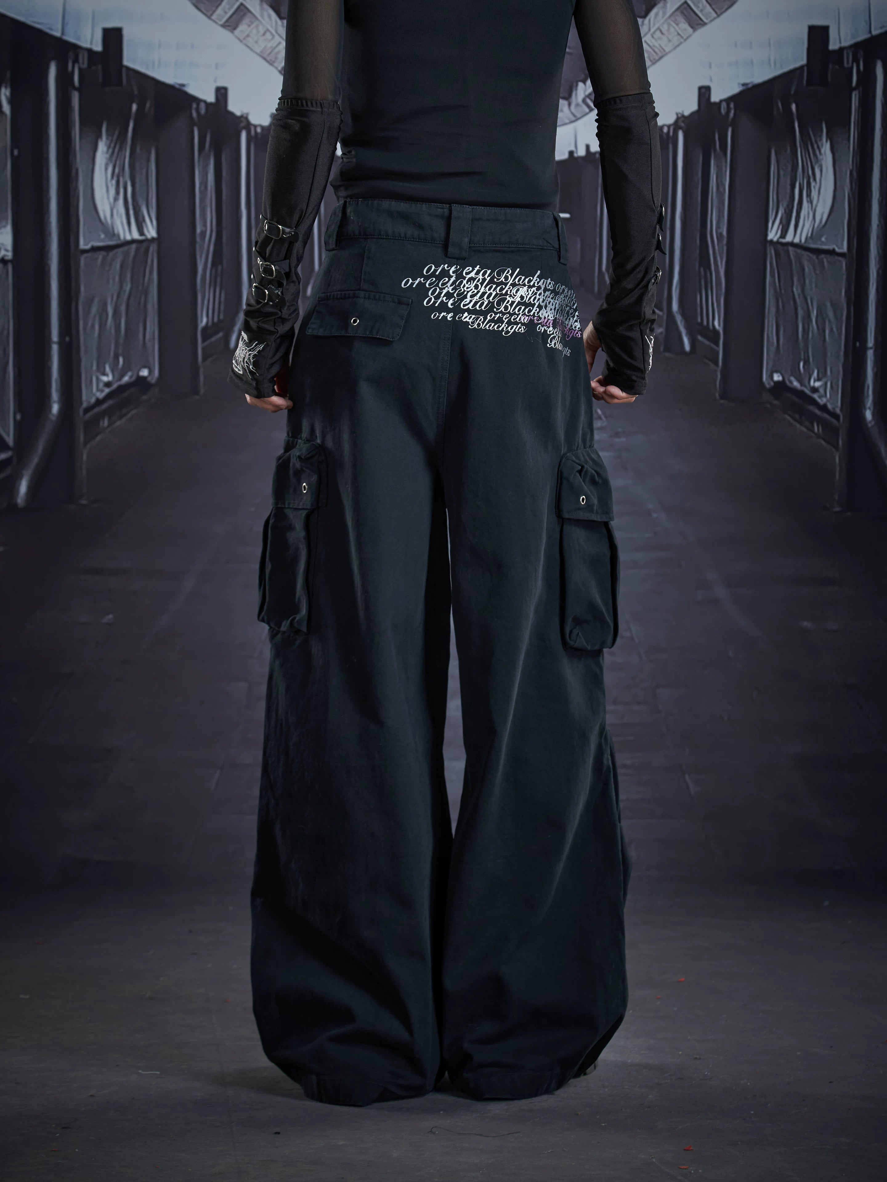 NOMANIAI Paneled Multi-Pocket Cargo Trousers.