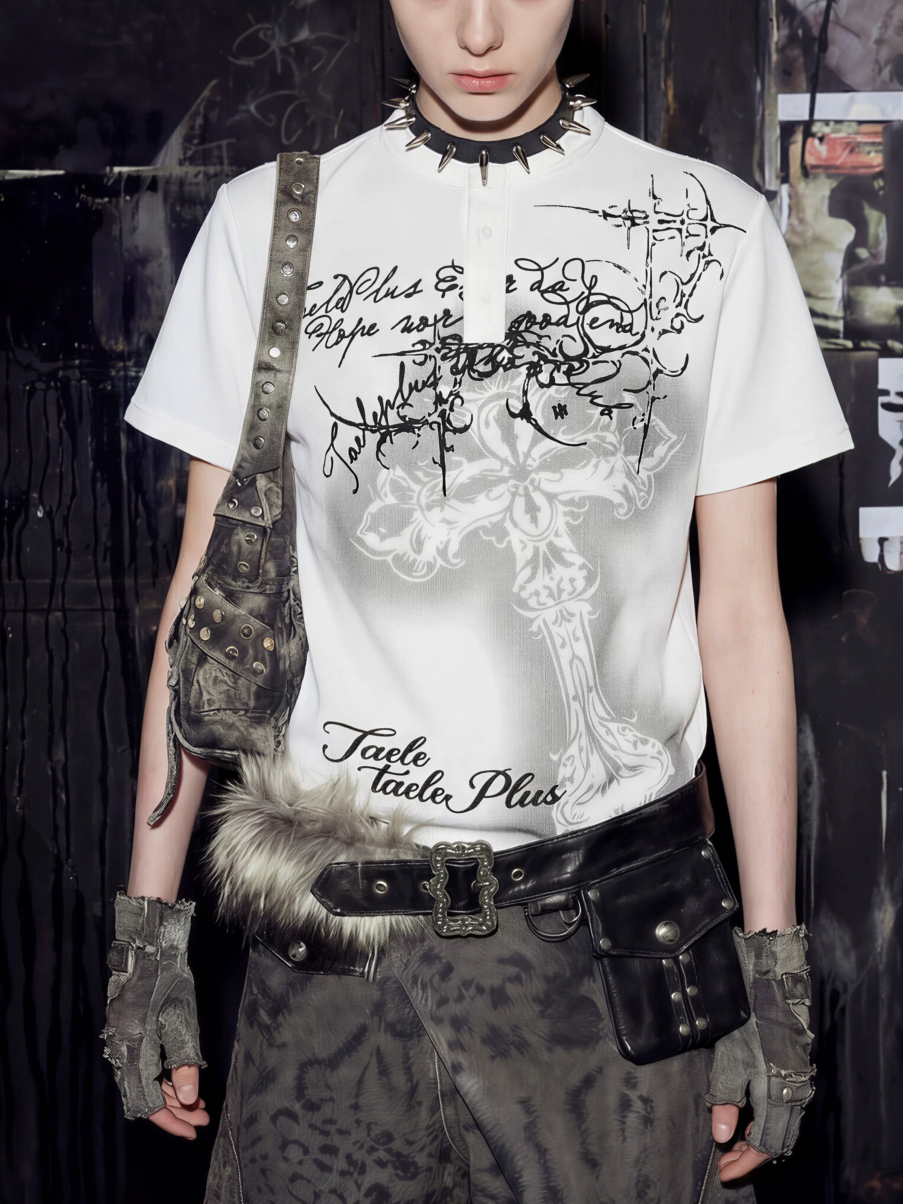 NOMANIAI Short-sleeved T-shirt with cross print.