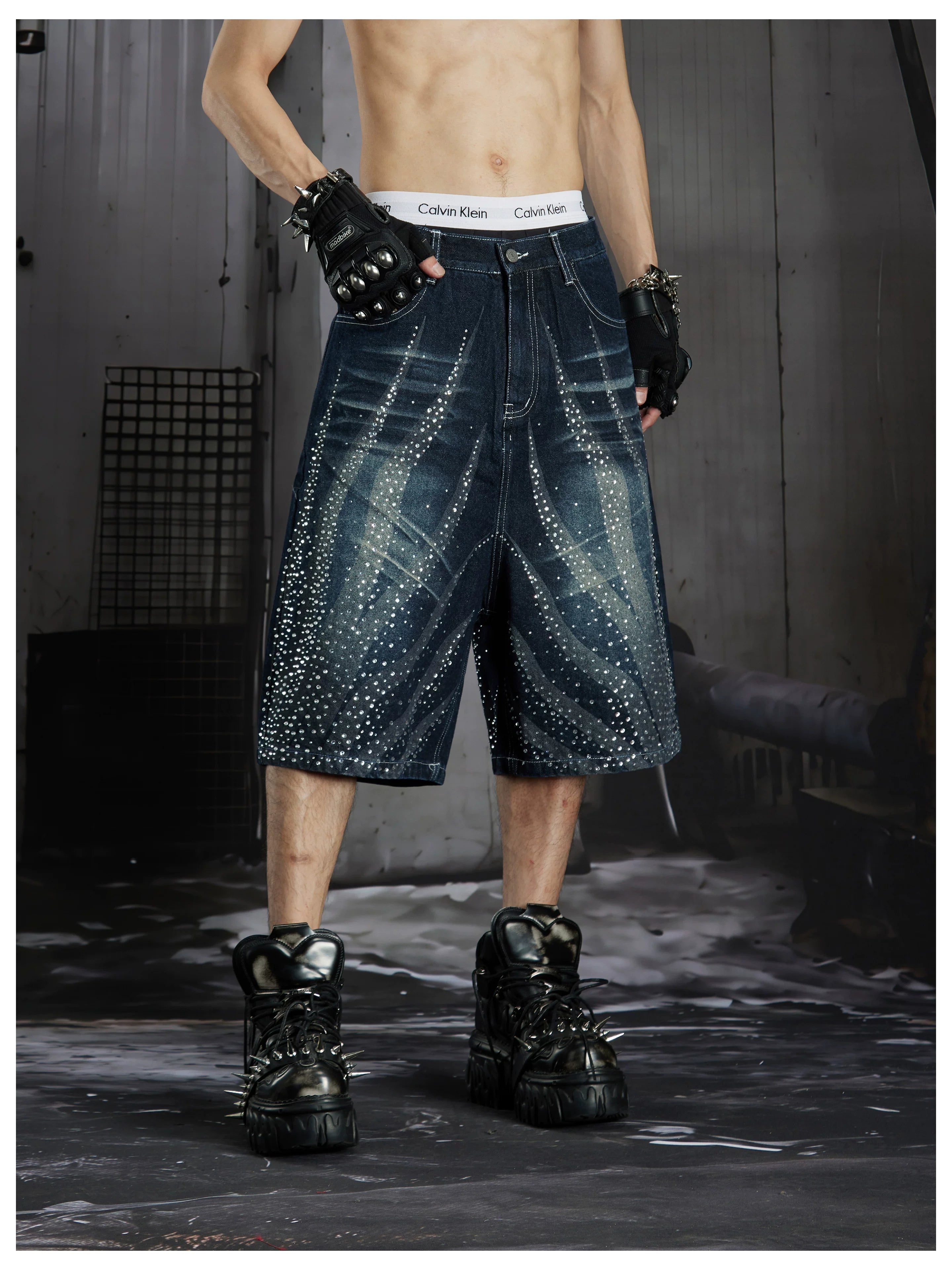 NOMANIAI Loose-fit cropped jeans with rhinestone embellishments.