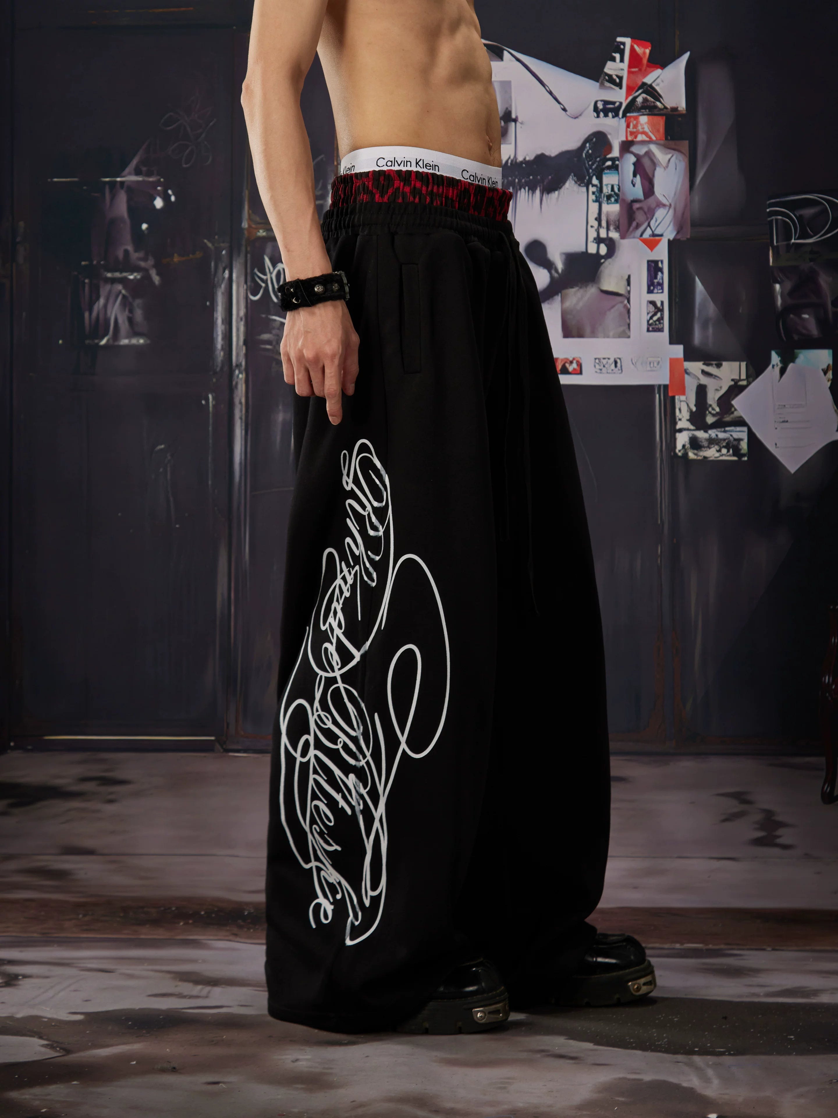 NOMANIAI Y2K-style loose-fit casual pants with leopard print and totem motifs.