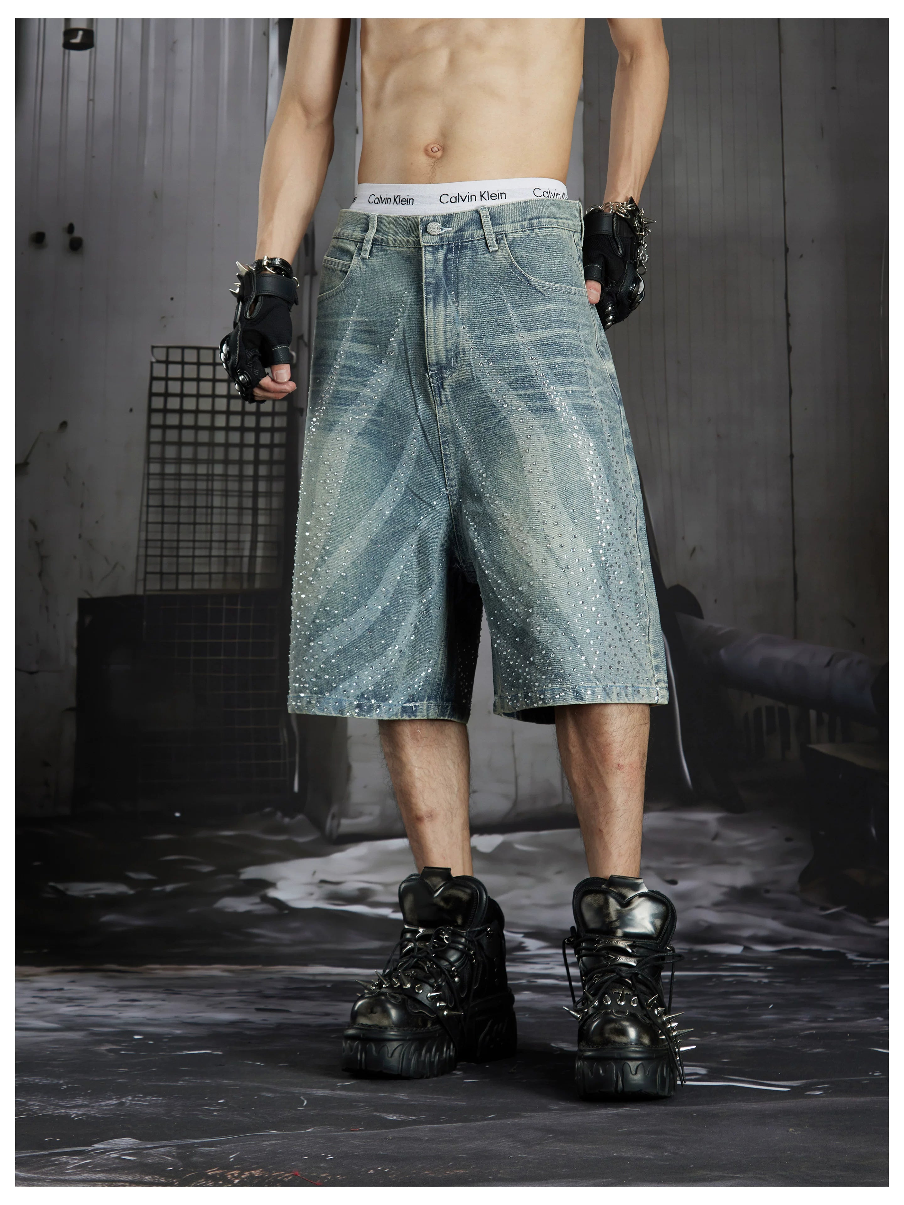 NOMANIAI Loose-fit cropped jeans with rhinestone embellishments.