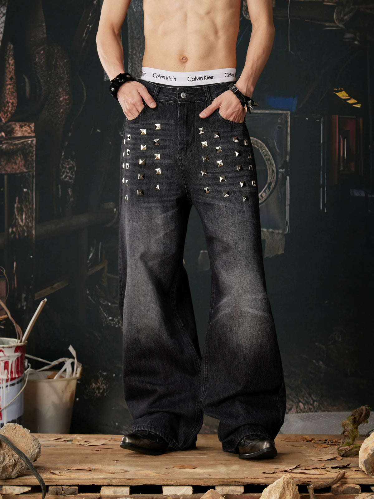 NOMANIAI Unisex Loose Straight-Leg Jeans with Rivets and Distressed Wash.