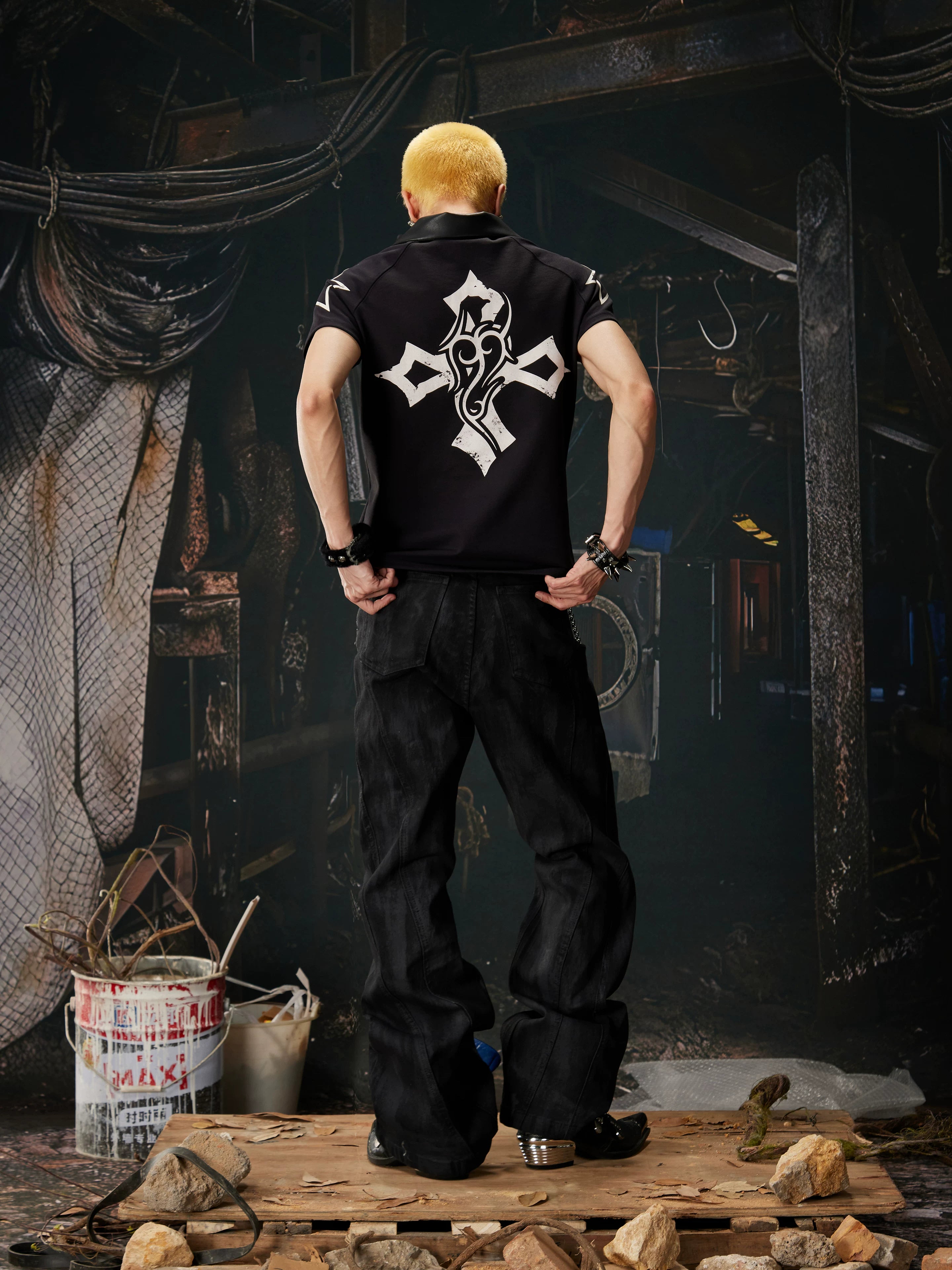 NOMANIAI Dark-coated rivet micro-flared jeans.
