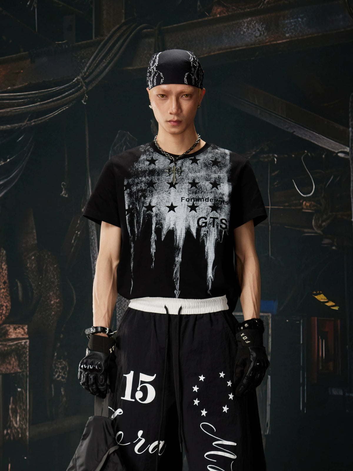 NOMANIAI "Insta-style" cropped, slim-fit printed short-sleeve T-shirt.