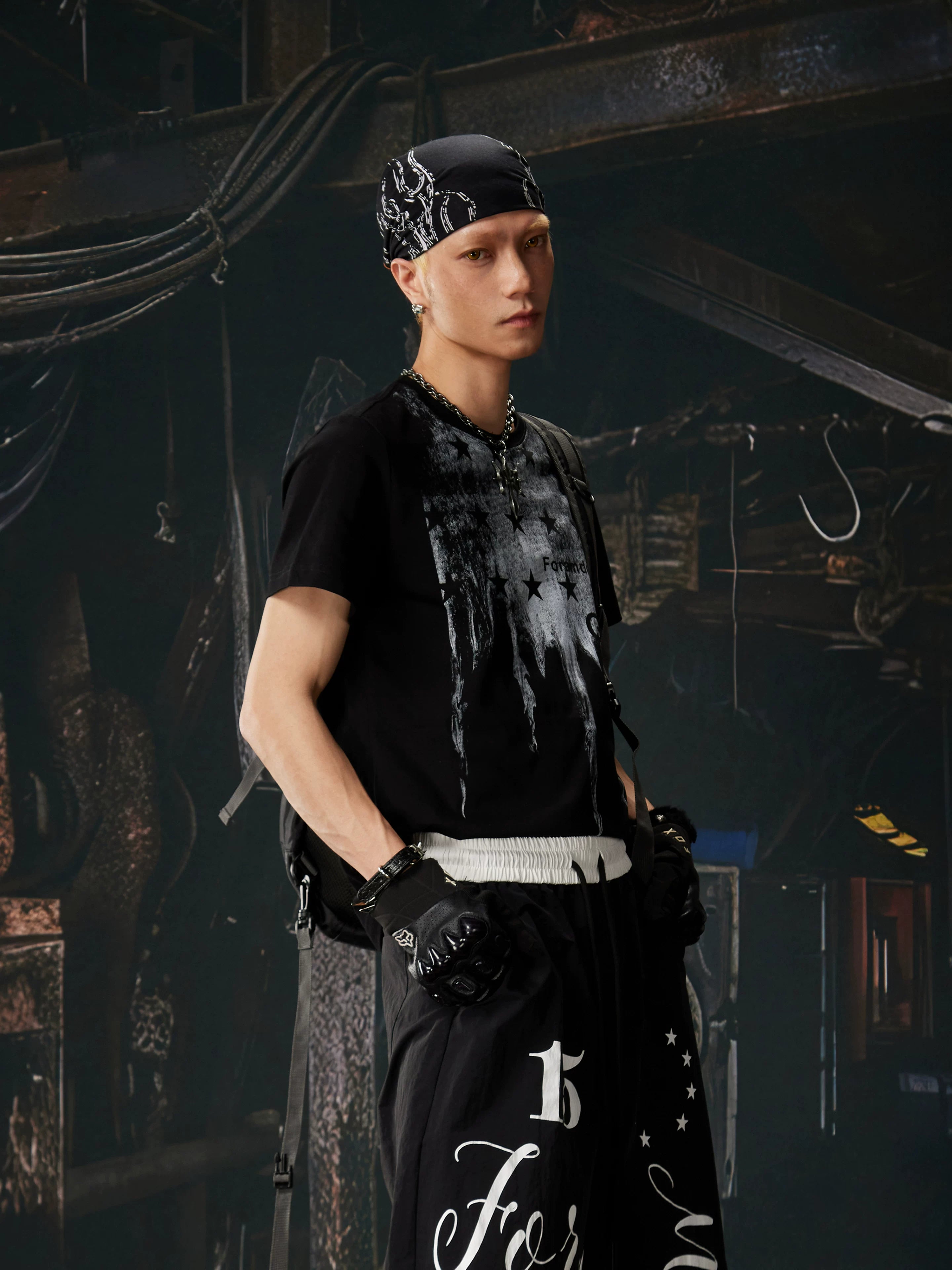 NOMANIAI "Insta-style" cropped, slim-fit printed short-sleeve T-shirt.