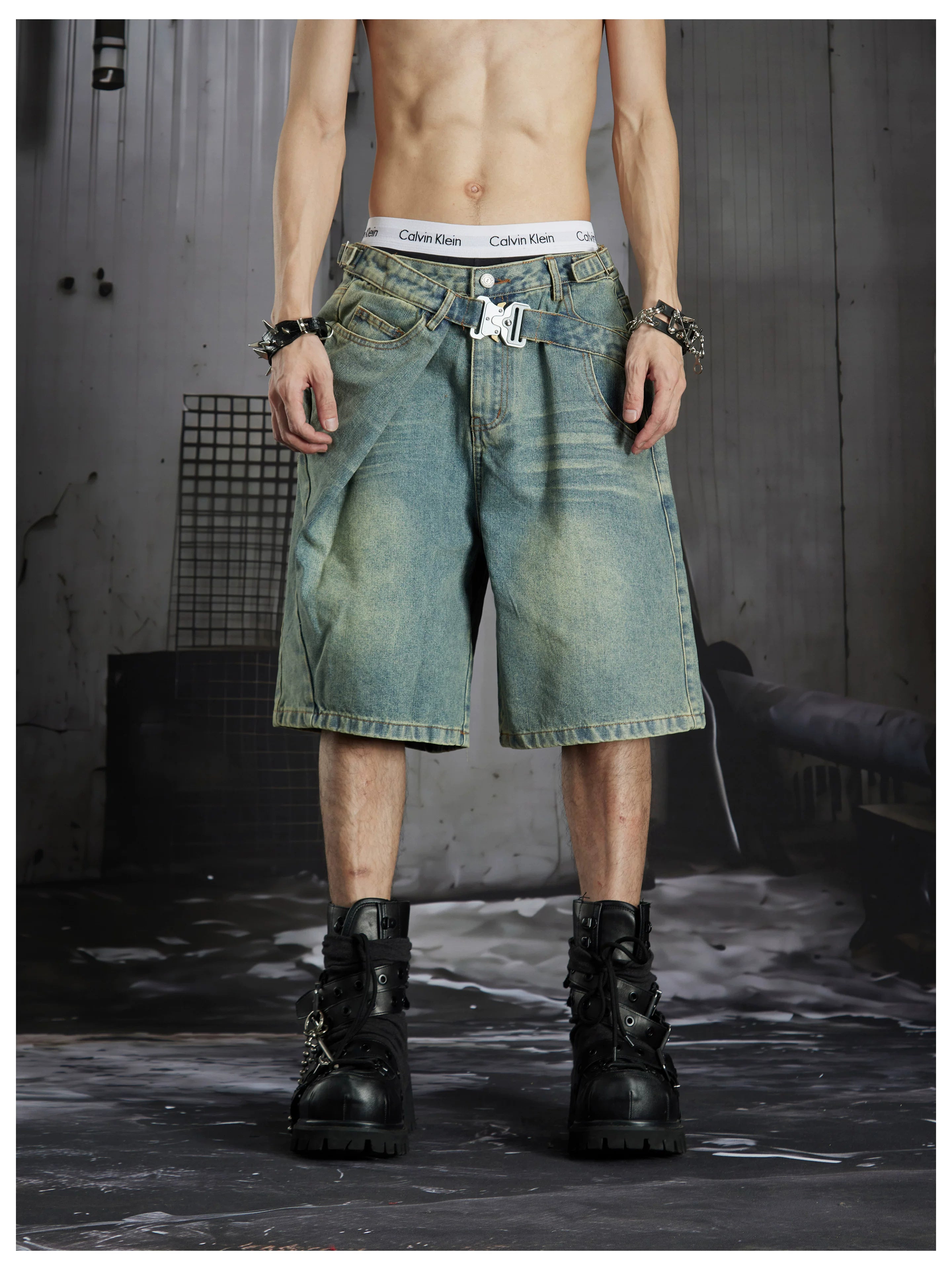 NOMANIAI Deconstructed double-waistband distressed loose-fit denim shorts.