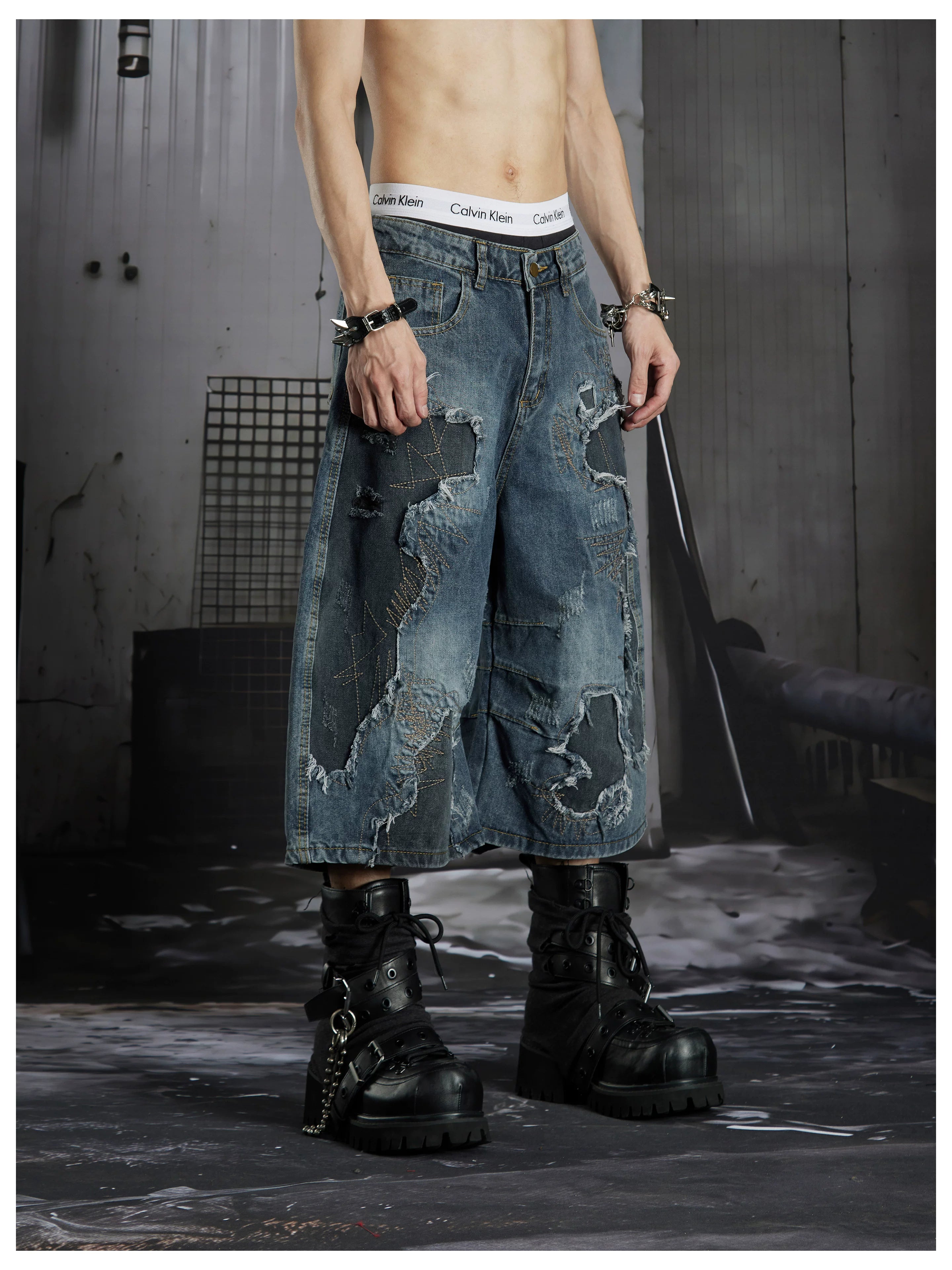 NOMANIAI Distressed, raw-edge, deconstructed loose-fit denim shorts Cropped trousers.