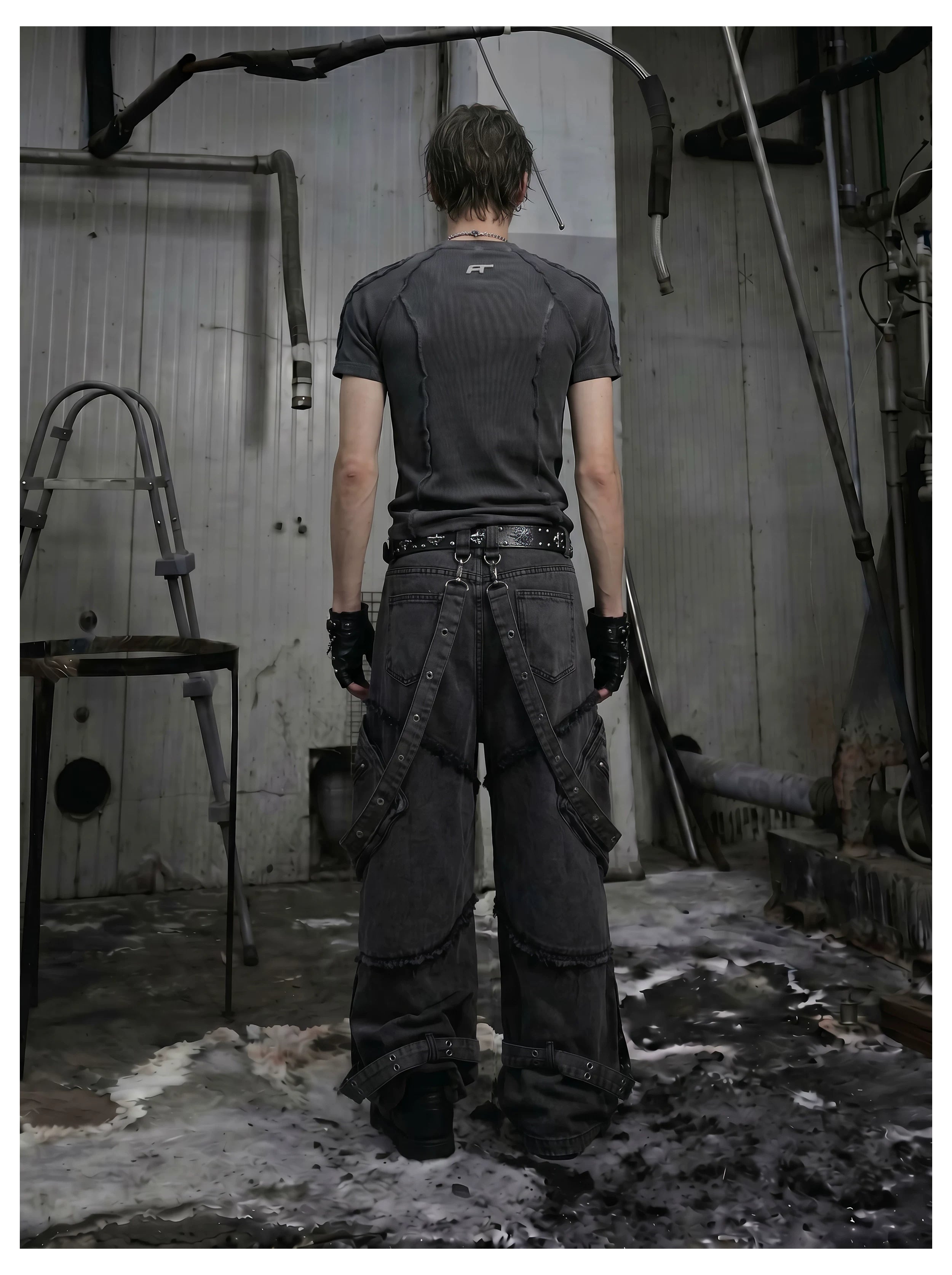 NOMANIAI  3D-cut textured stretch fitted short-sleeve top.
