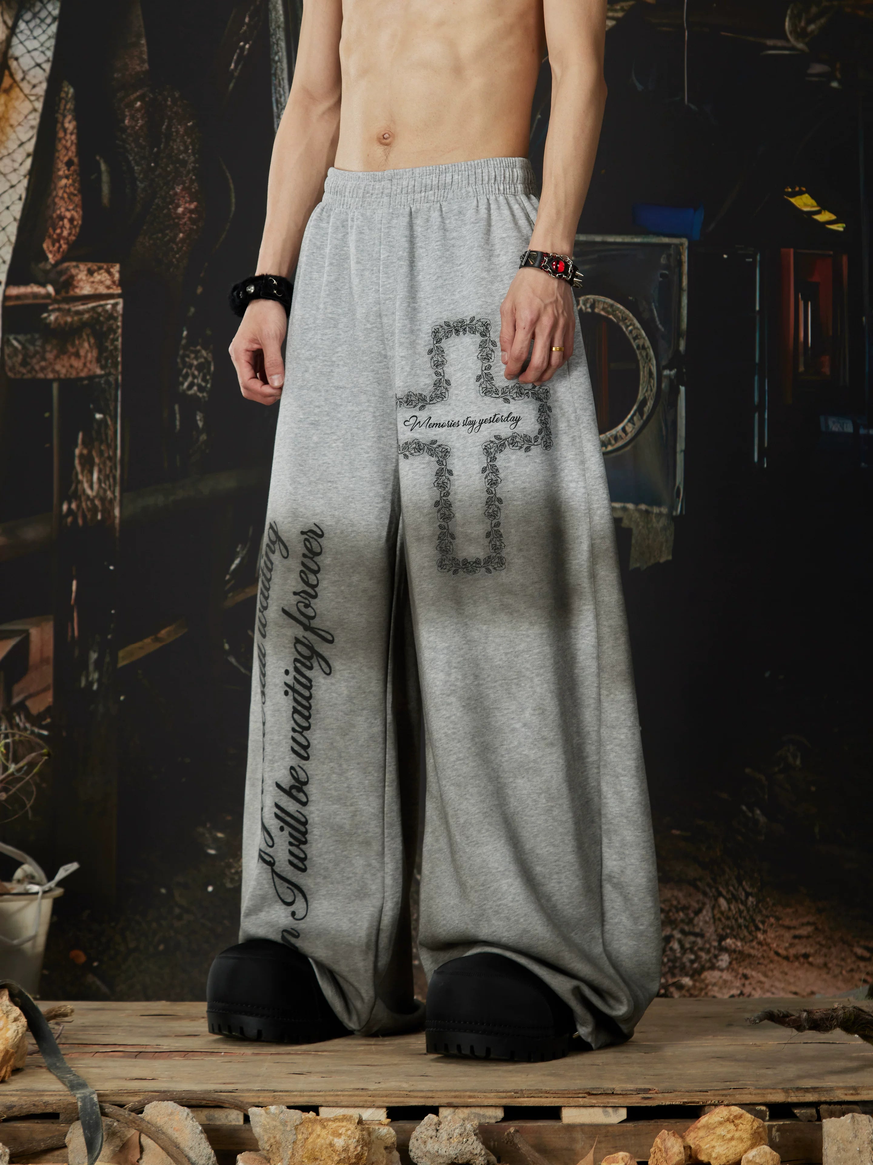 NOMANIAI Elastic-waist casual curved-leg trousers with cross-motif print.