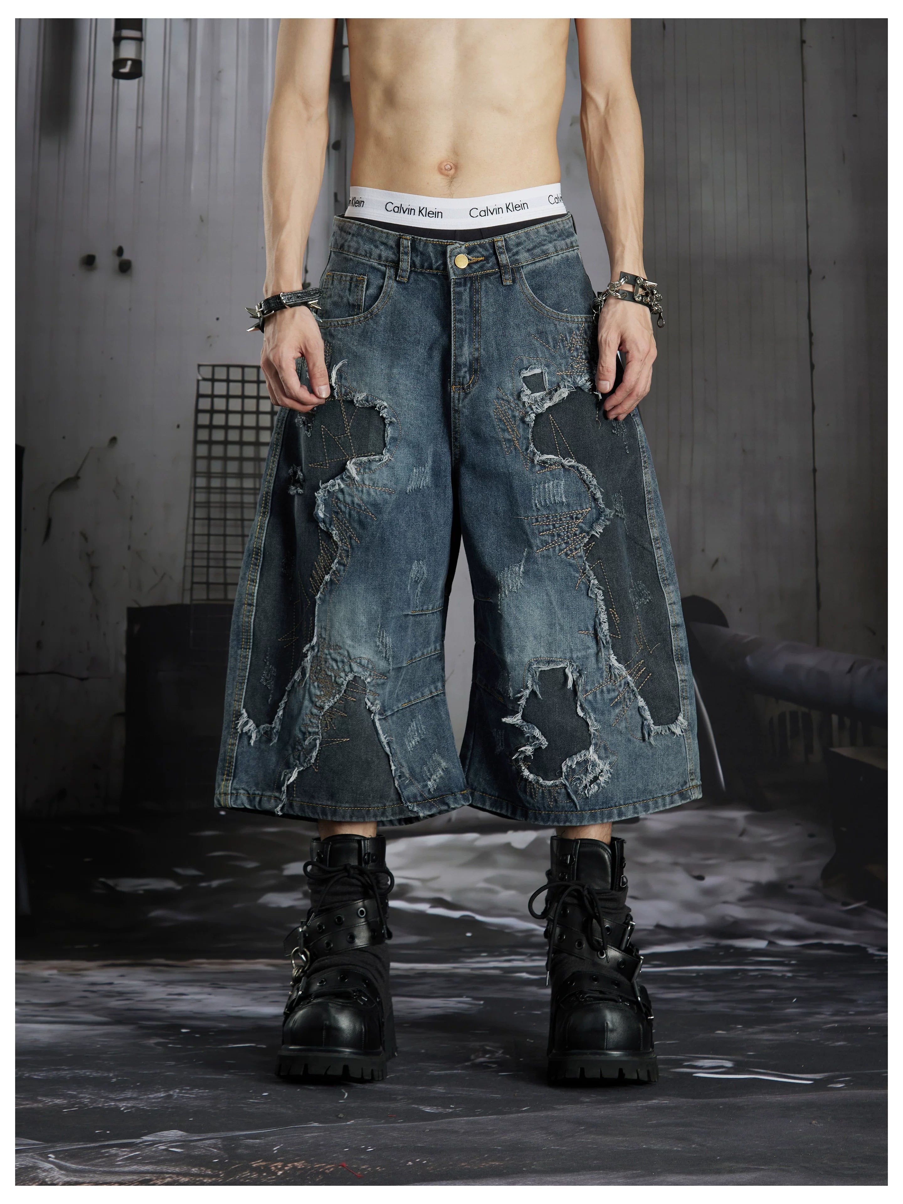 NOMANIAI Distressed, raw-edge, deconstructed loose-fit denim shorts Cropped trousers.