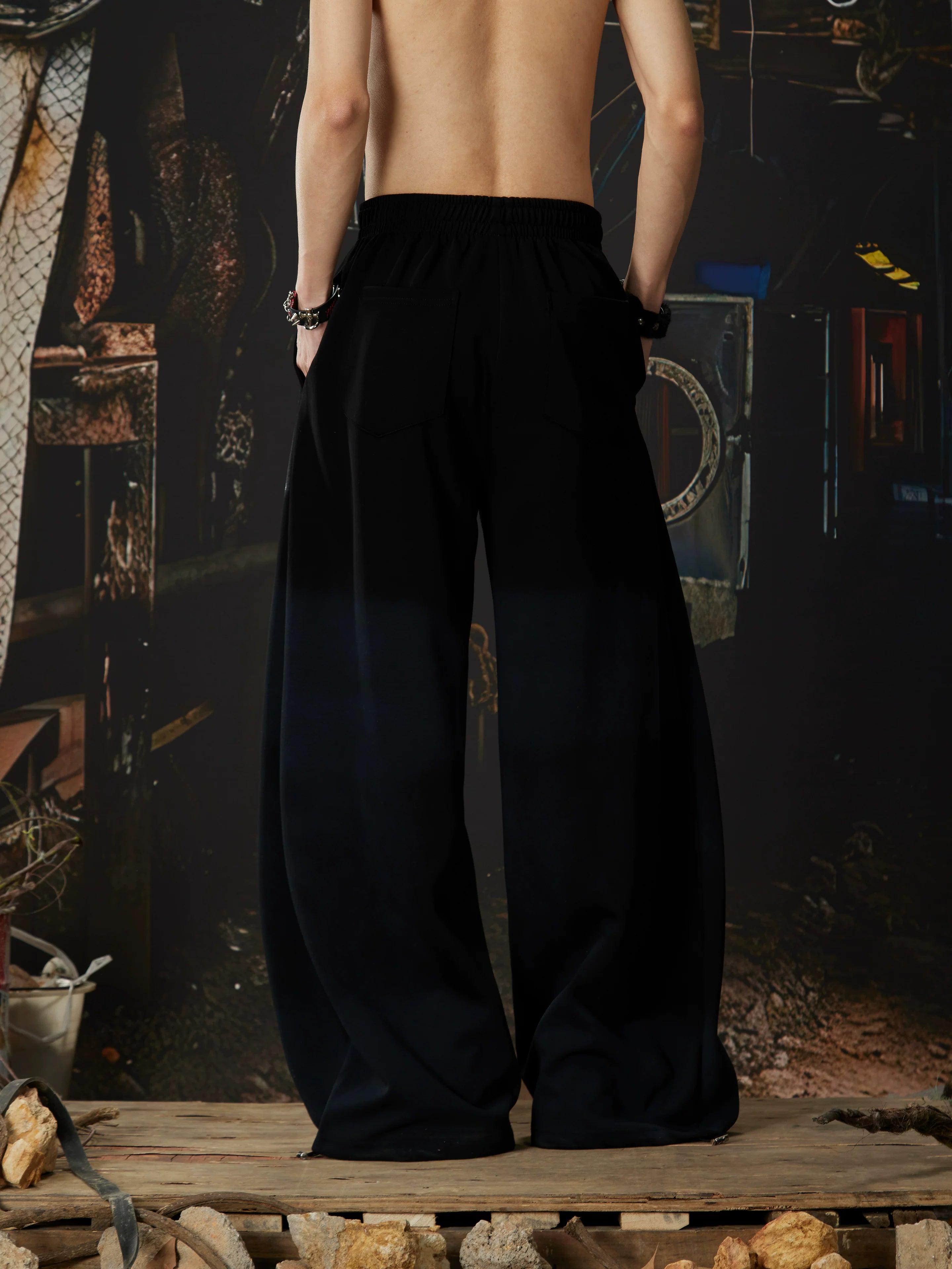 NOMANIAI Elastic-waist casual curved-leg trousers with cross-motif print.