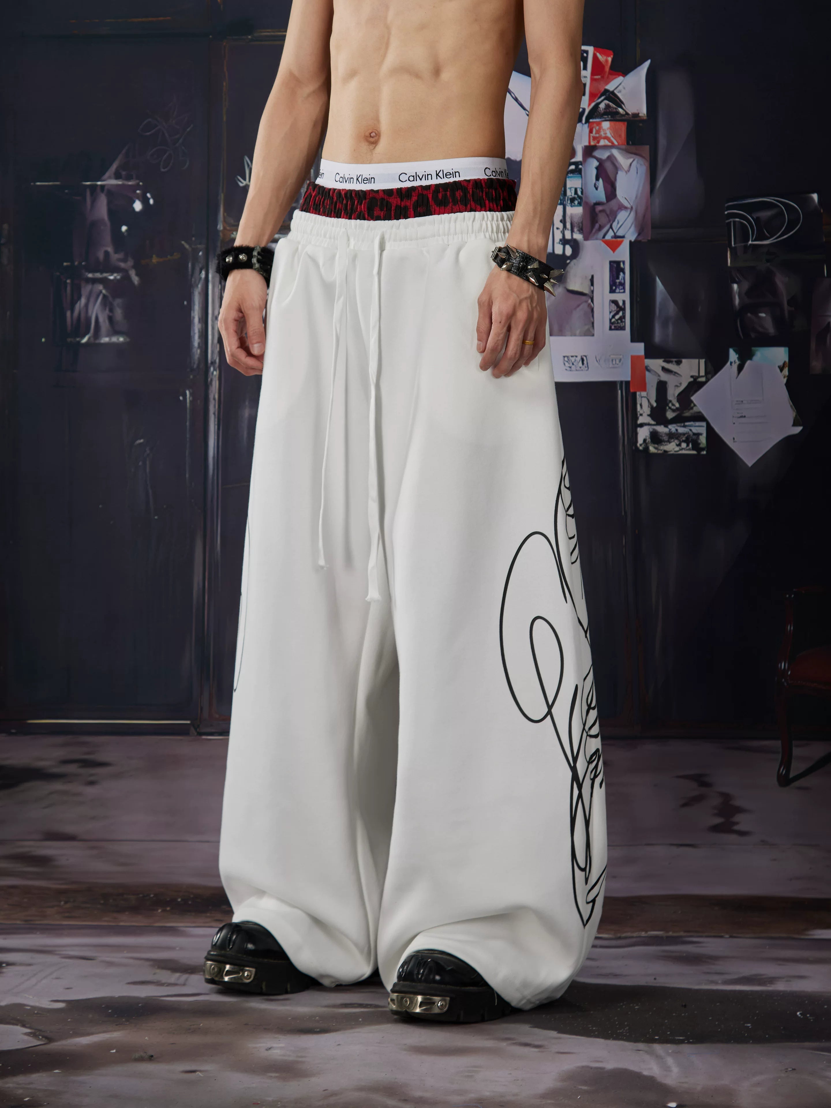 NOMANIAI Y2K-style loose-fit casual pants with leopard print and totem motifs.