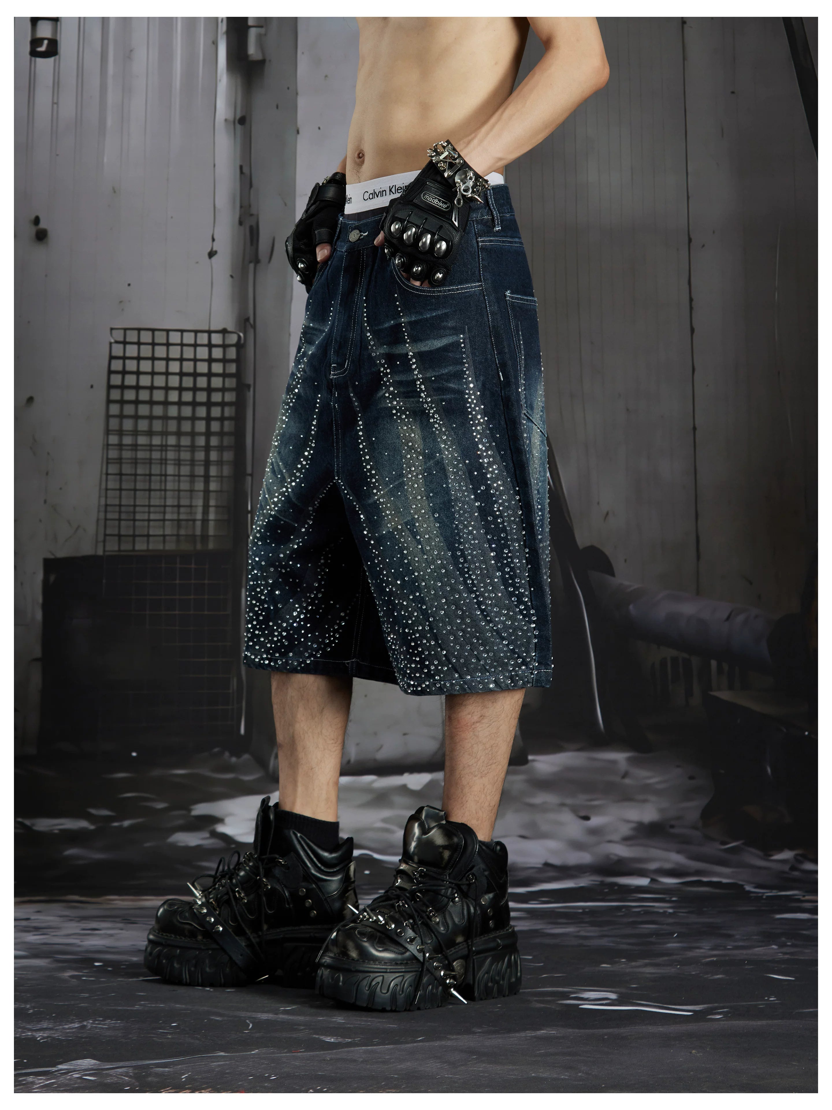 NOMANIAI Loose-fit cropped jeans with rhinestone embellishments.