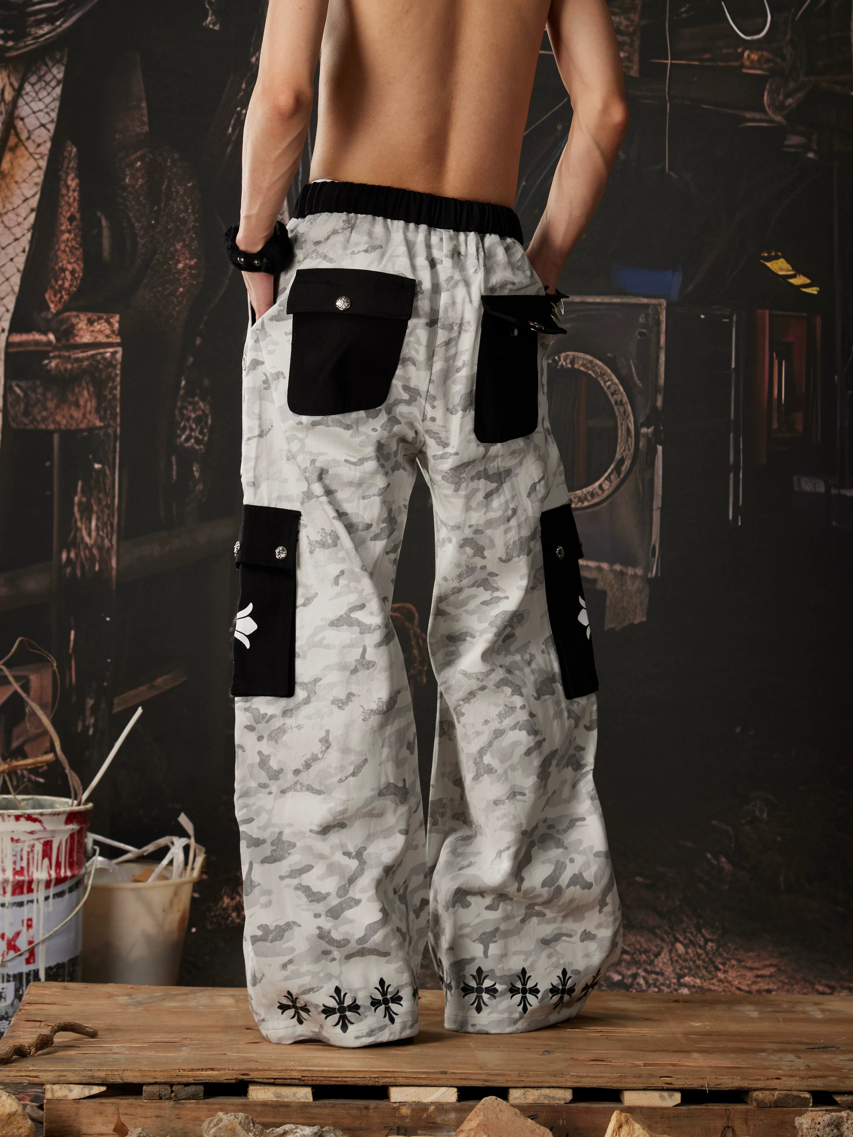 NOMANIAI Camo Multi-Pocket Printed Curved-Seam Cargo Pants.