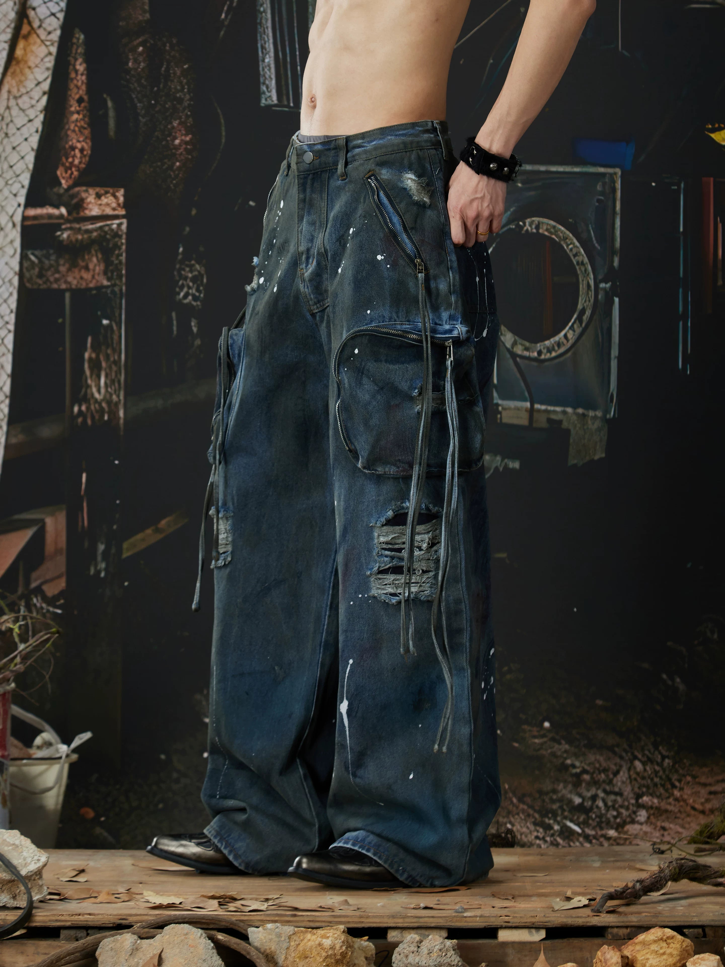 NOMANIAI  Heavy-duty wasteland-style multi-pocket denim jeans.