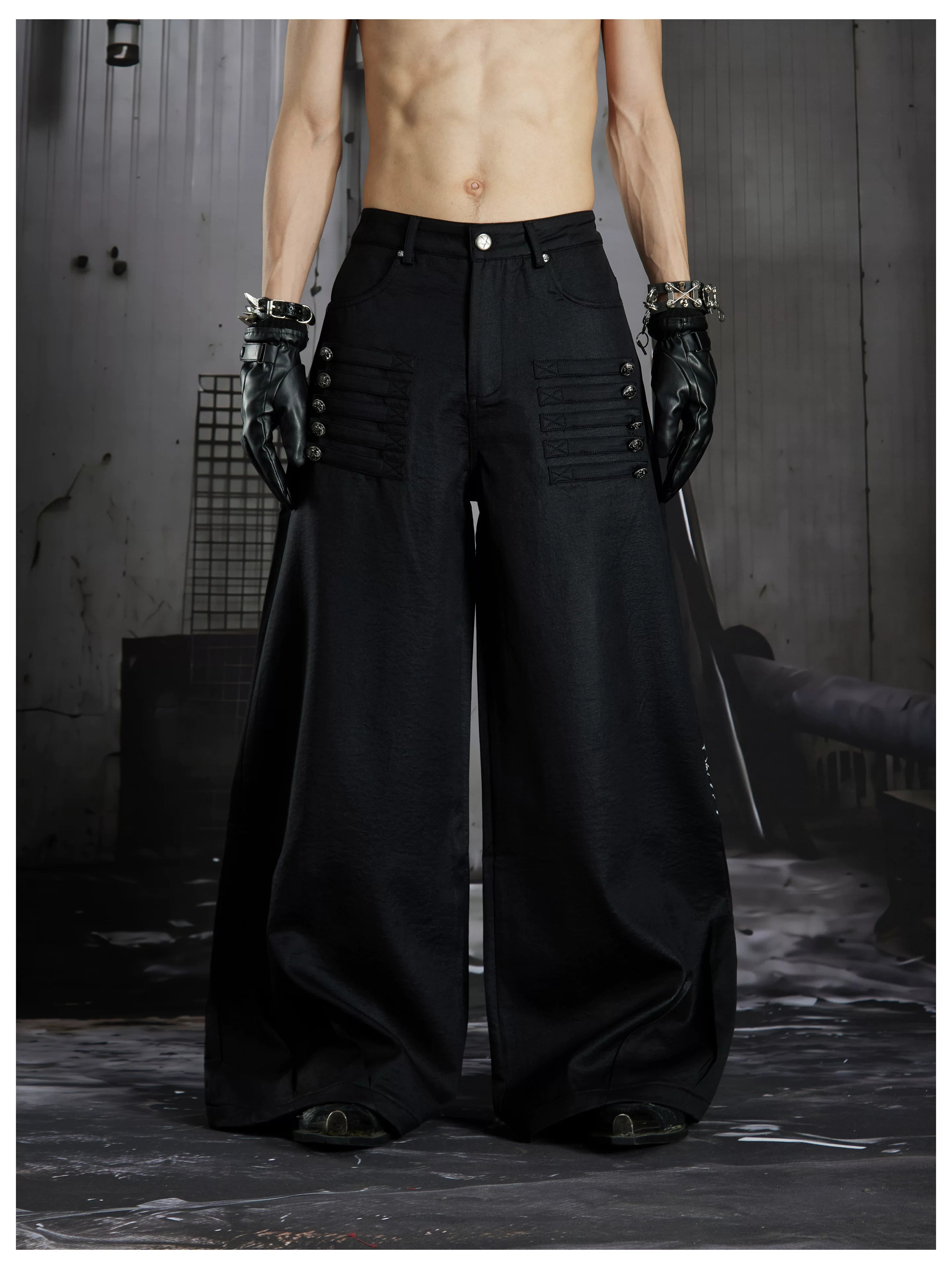 NOMANIAI Paneled Multi-Pocket Cargo Trousers.
