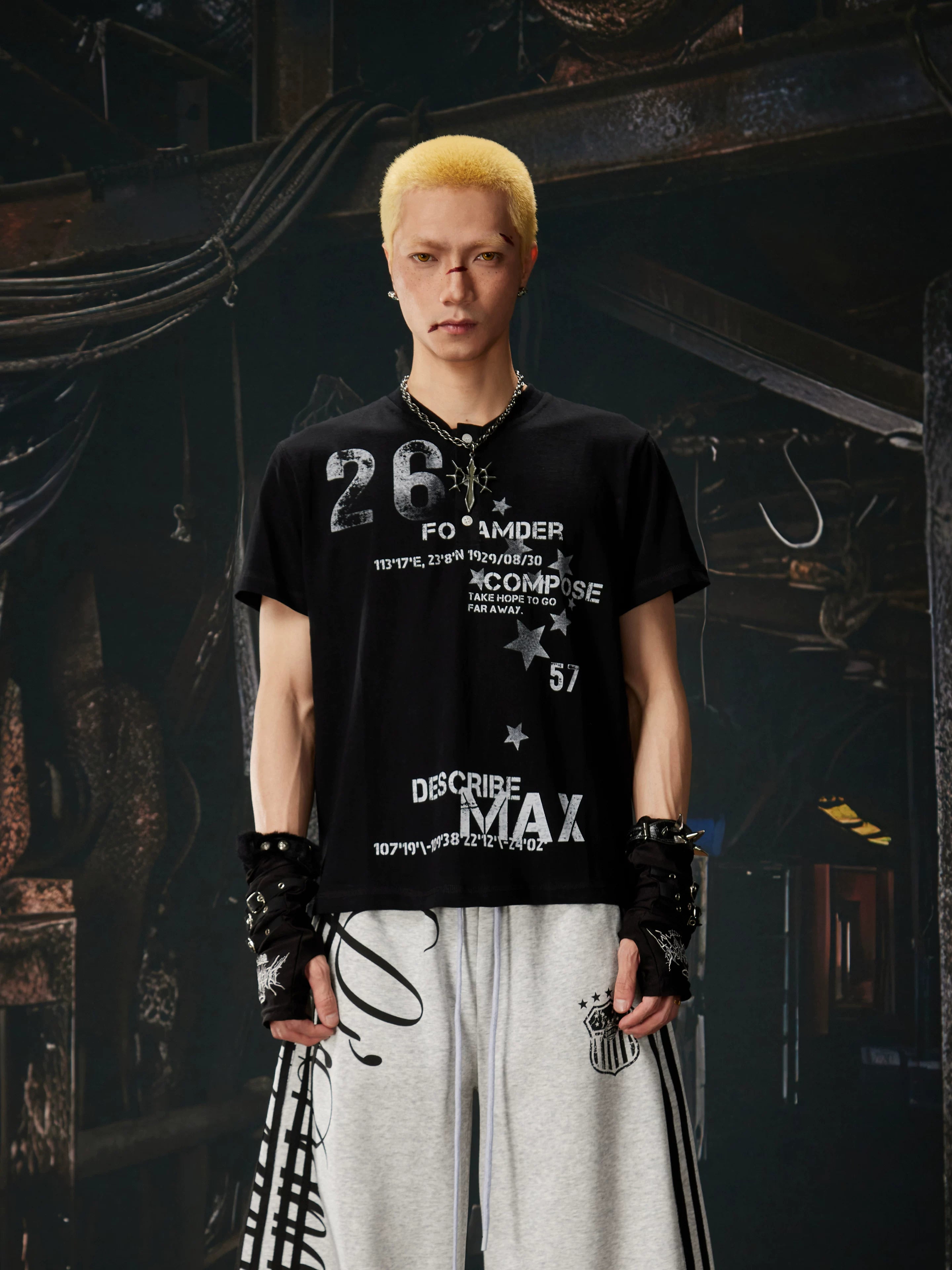 NOMANIAI Vintage-style distressed graphic short-sleeve T-shirt.