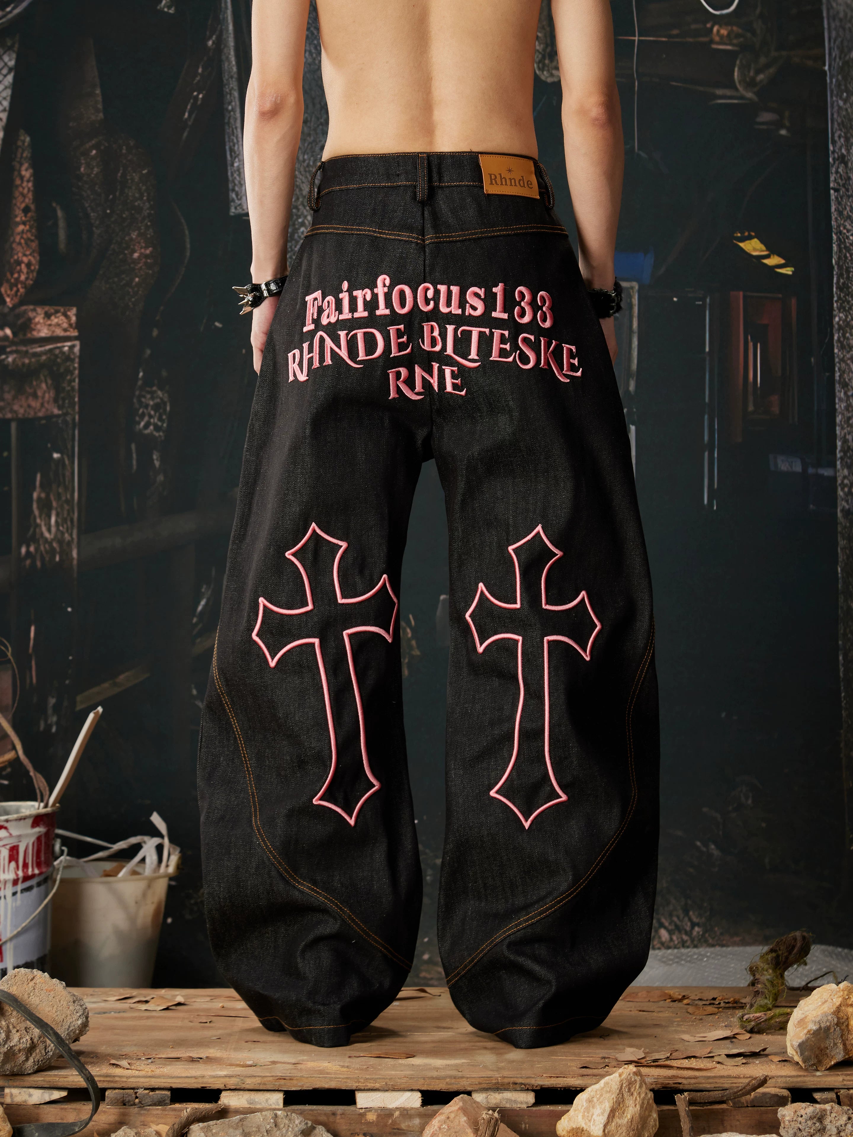 NOMANIAI Heavy-duty embroidered color-block pleated curved-seam jeans.