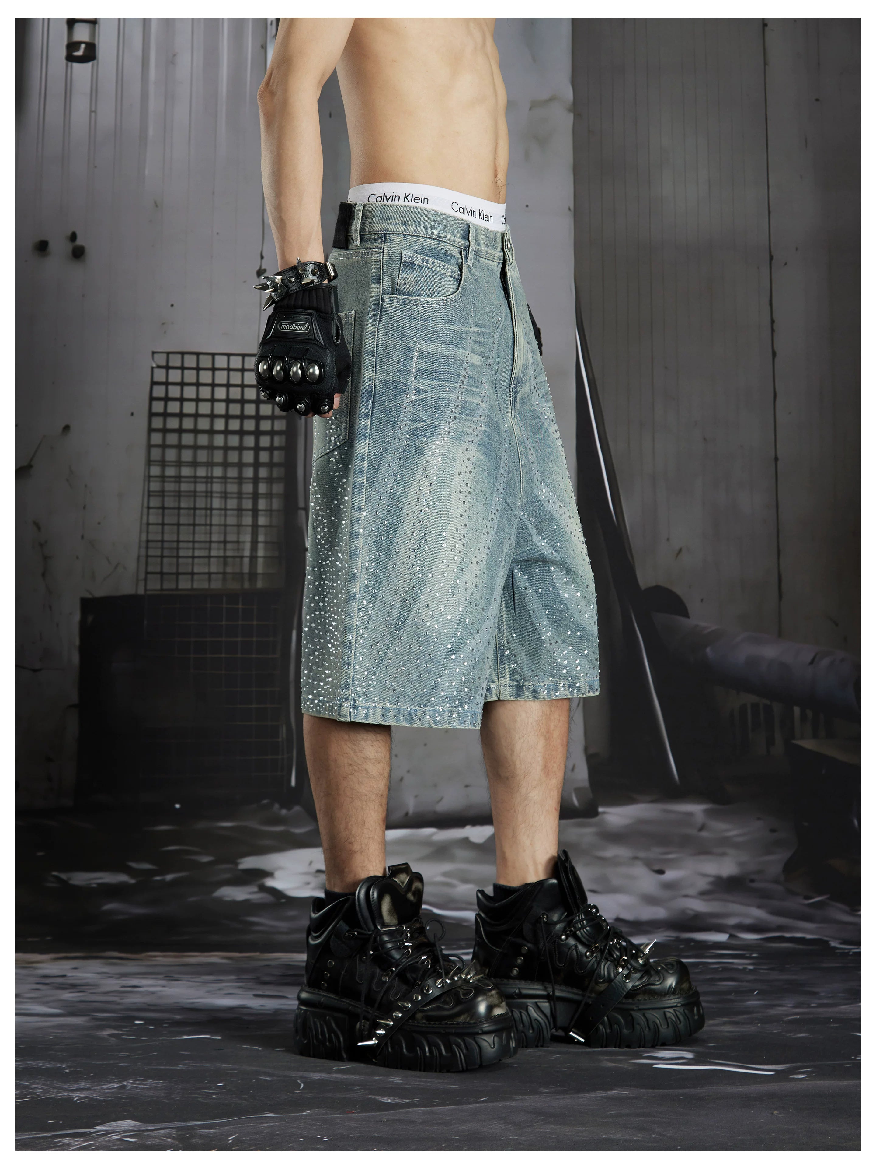 NOMANIAI Loose-fit cropped jeans with rhinestone embellishments.