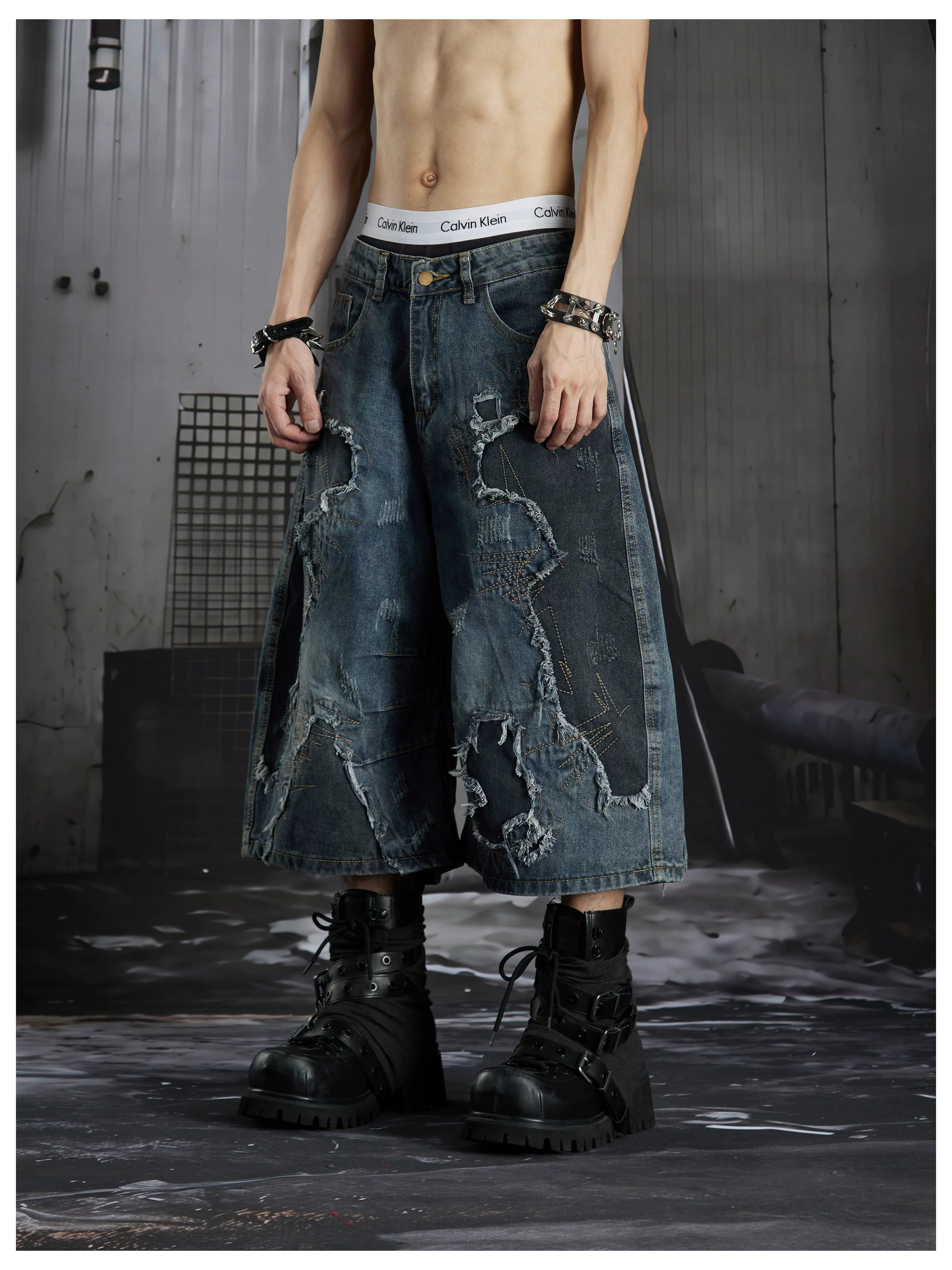 NOMANIAI Distressed, raw-edge, deconstructed loose-fit denim shorts Cropped trousers.