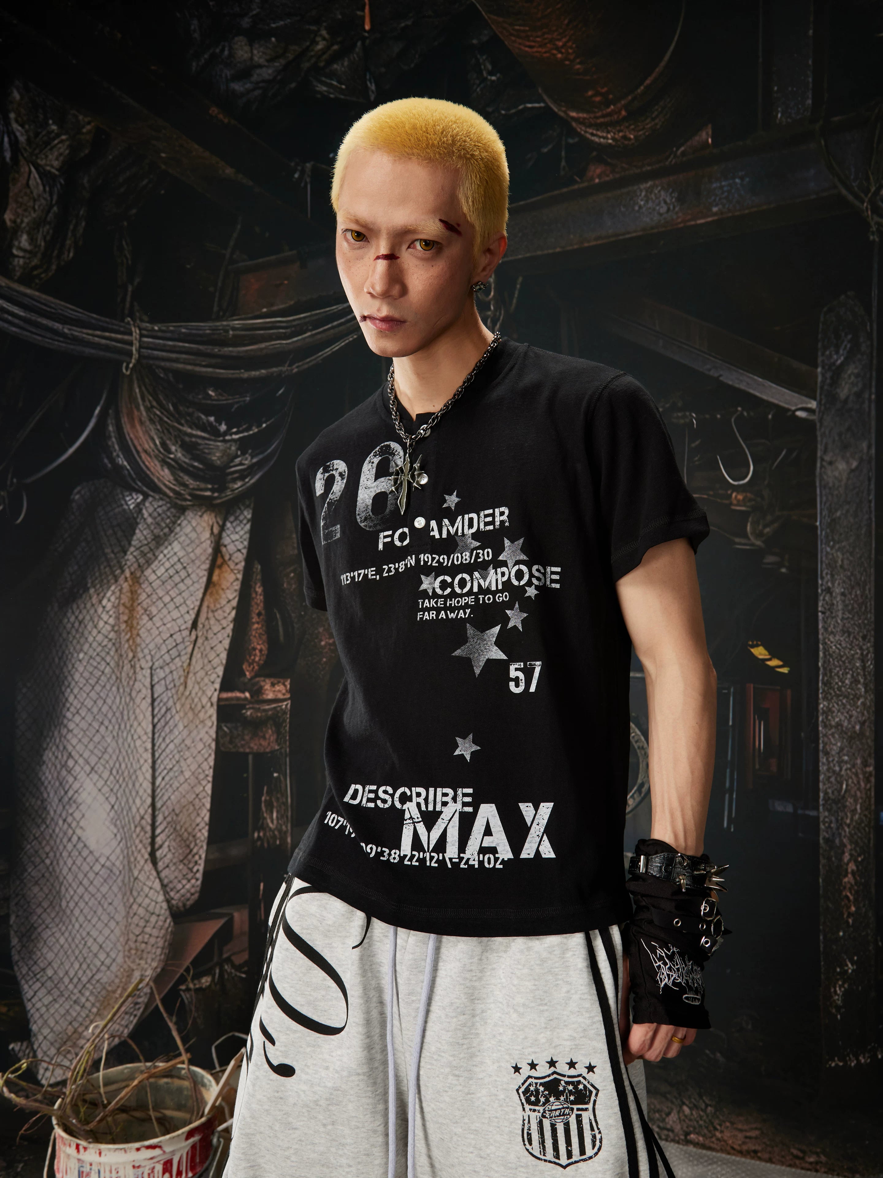 NOMANIAI Vintage-style distressed graphic short-sleeve T-shirt.