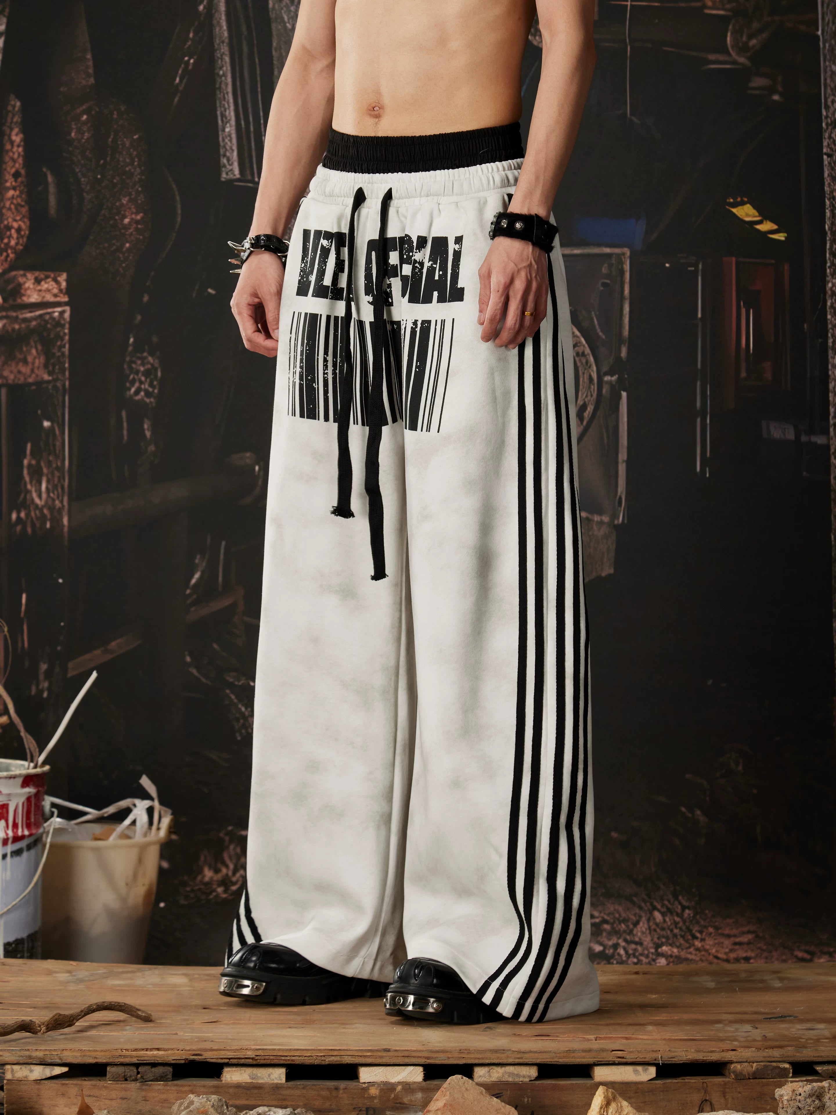 NOMANIAI  Casual pants with double-waistband design and five-stripe print.