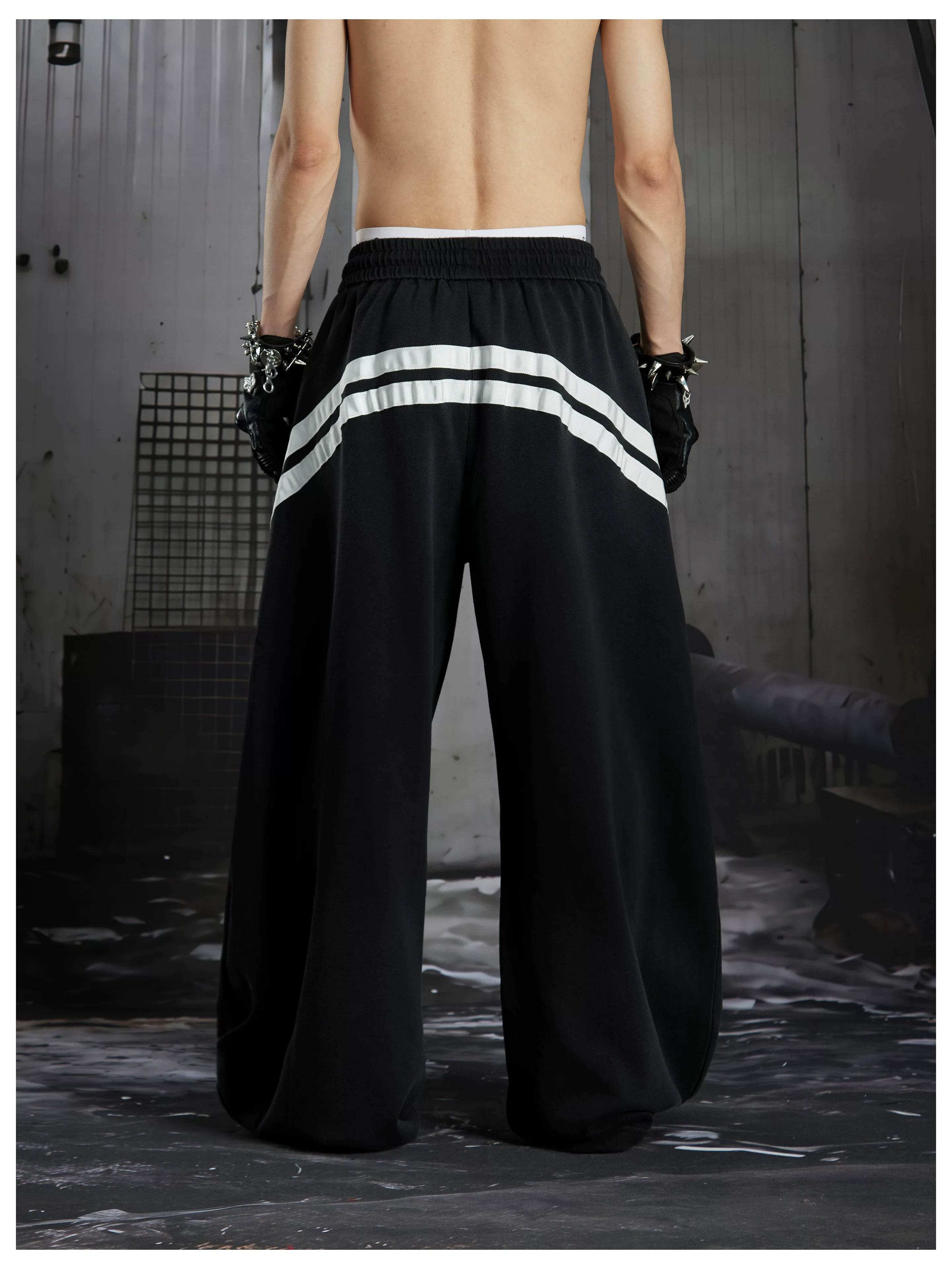 NOMANIAI Street-style distressed print loose-fit sweatpants.