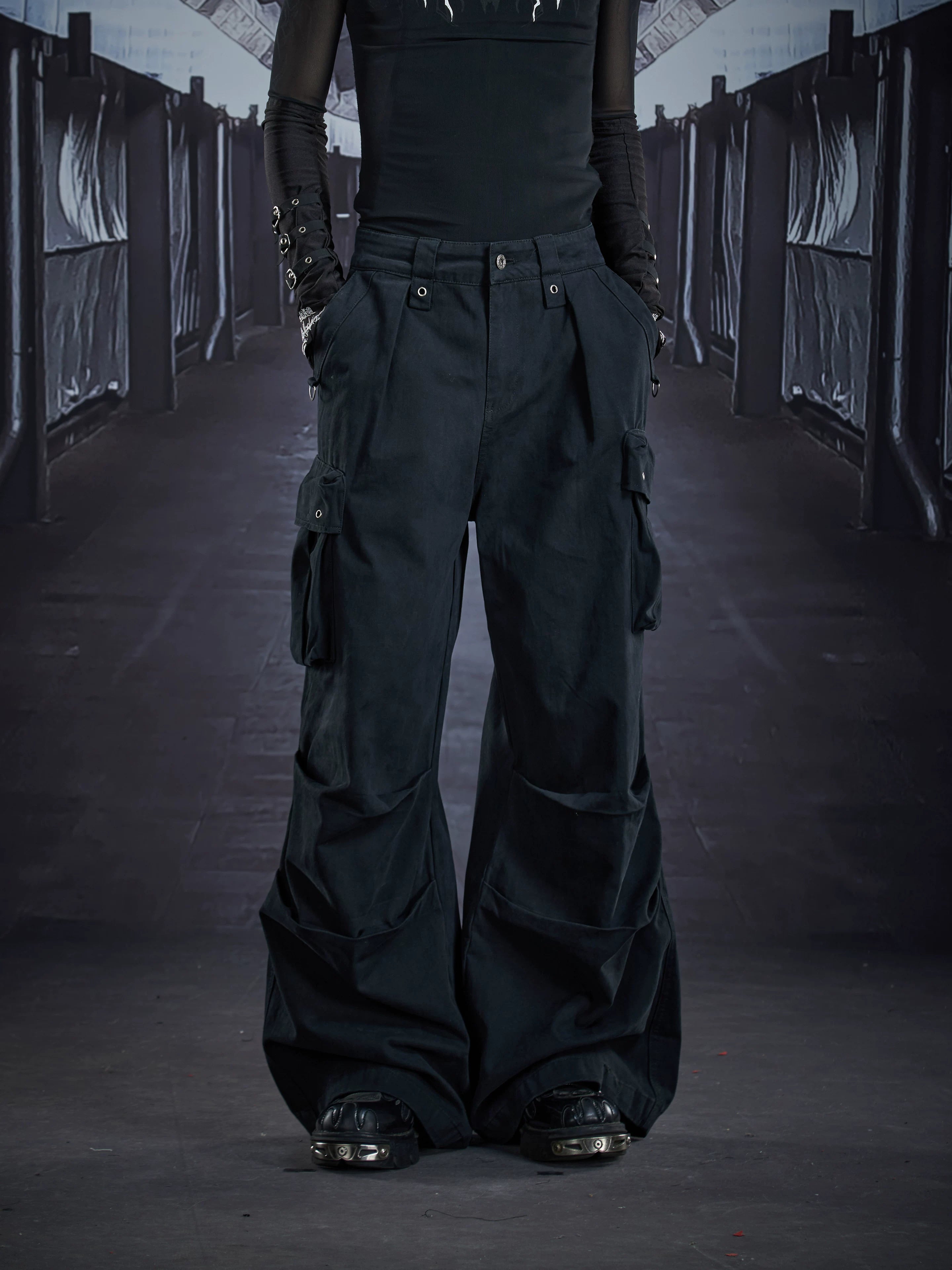 NOMANIAI Paneled Multi-Pocket Cargo Trousers.