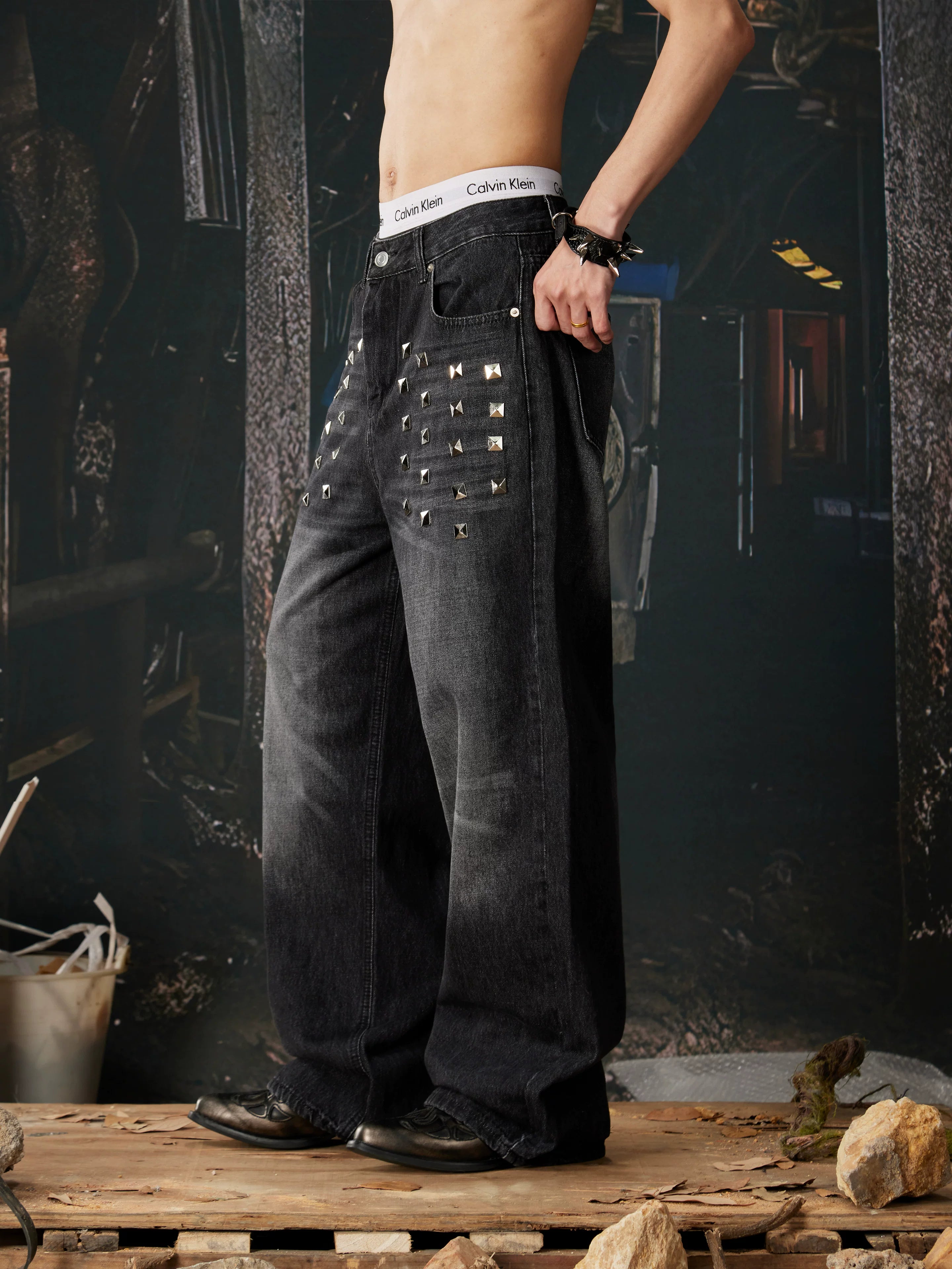 NOMANIAI Unisex Loose Straight-Leg Jeans with Rivets and Distressed Wash.