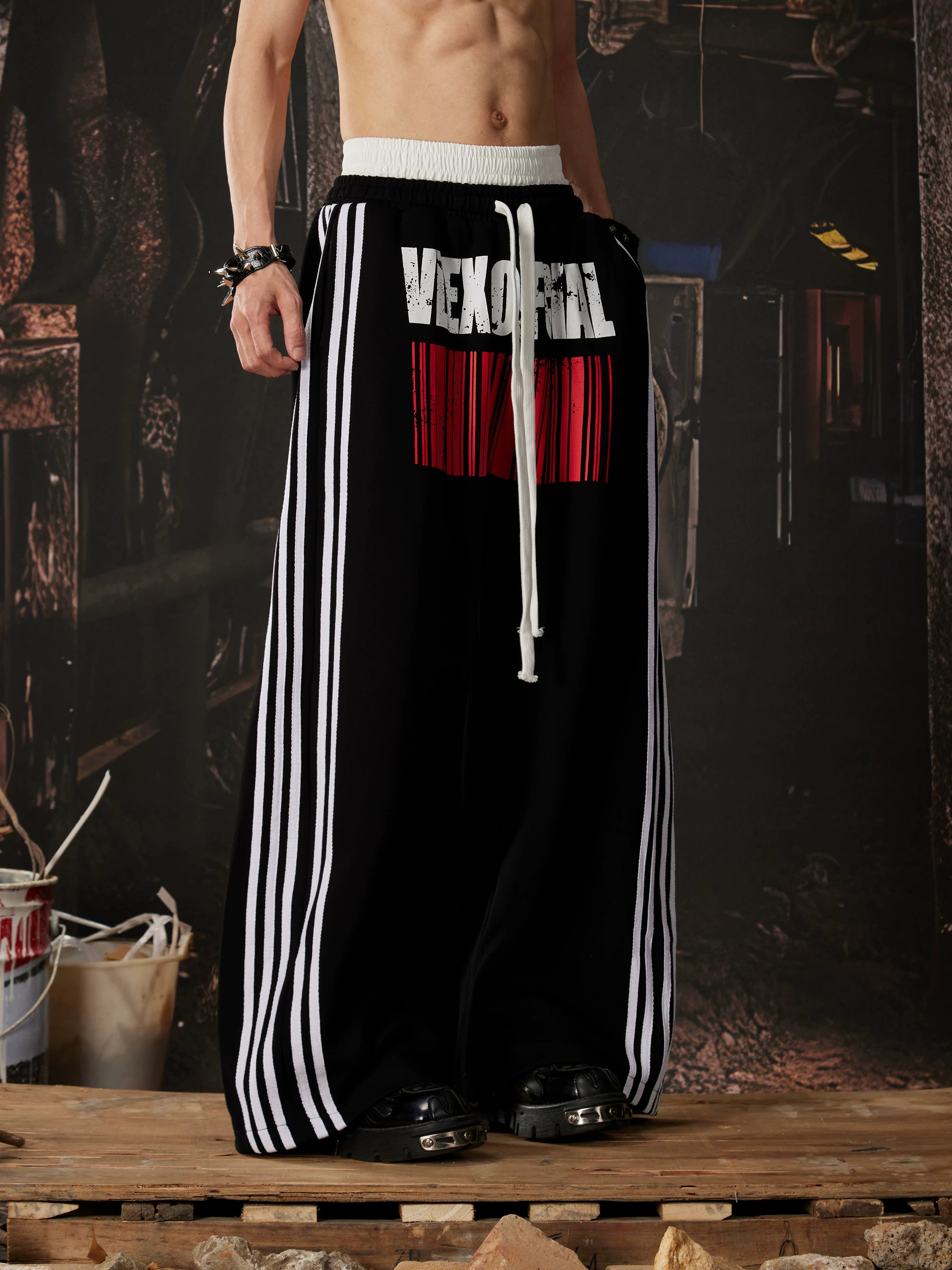 NOMANIAI  Casual pants with double-waistband design and five-stripe print.