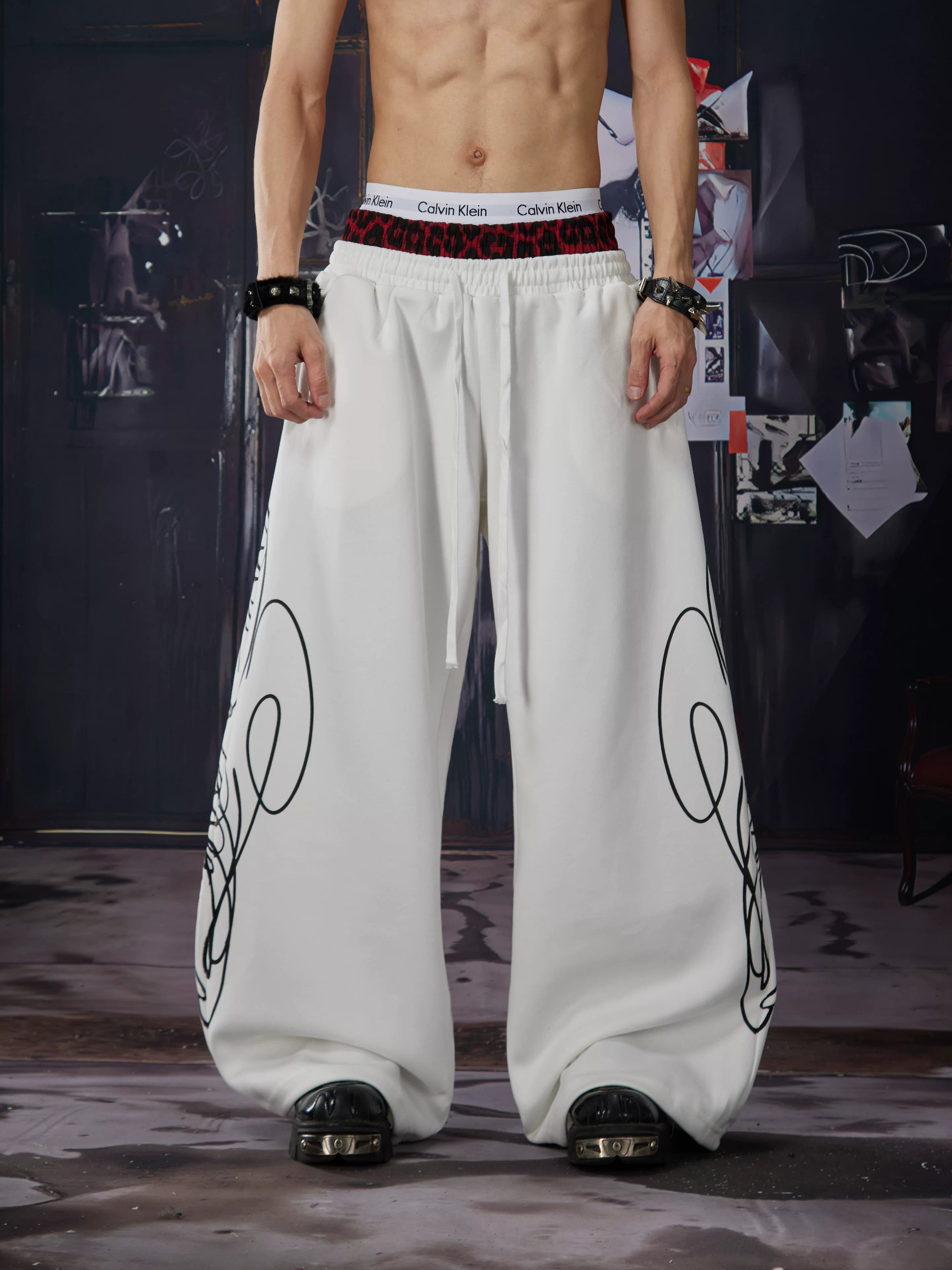 NOMANIAI Y2K-style loose-fit casual pants with leopard print and totem motifs.