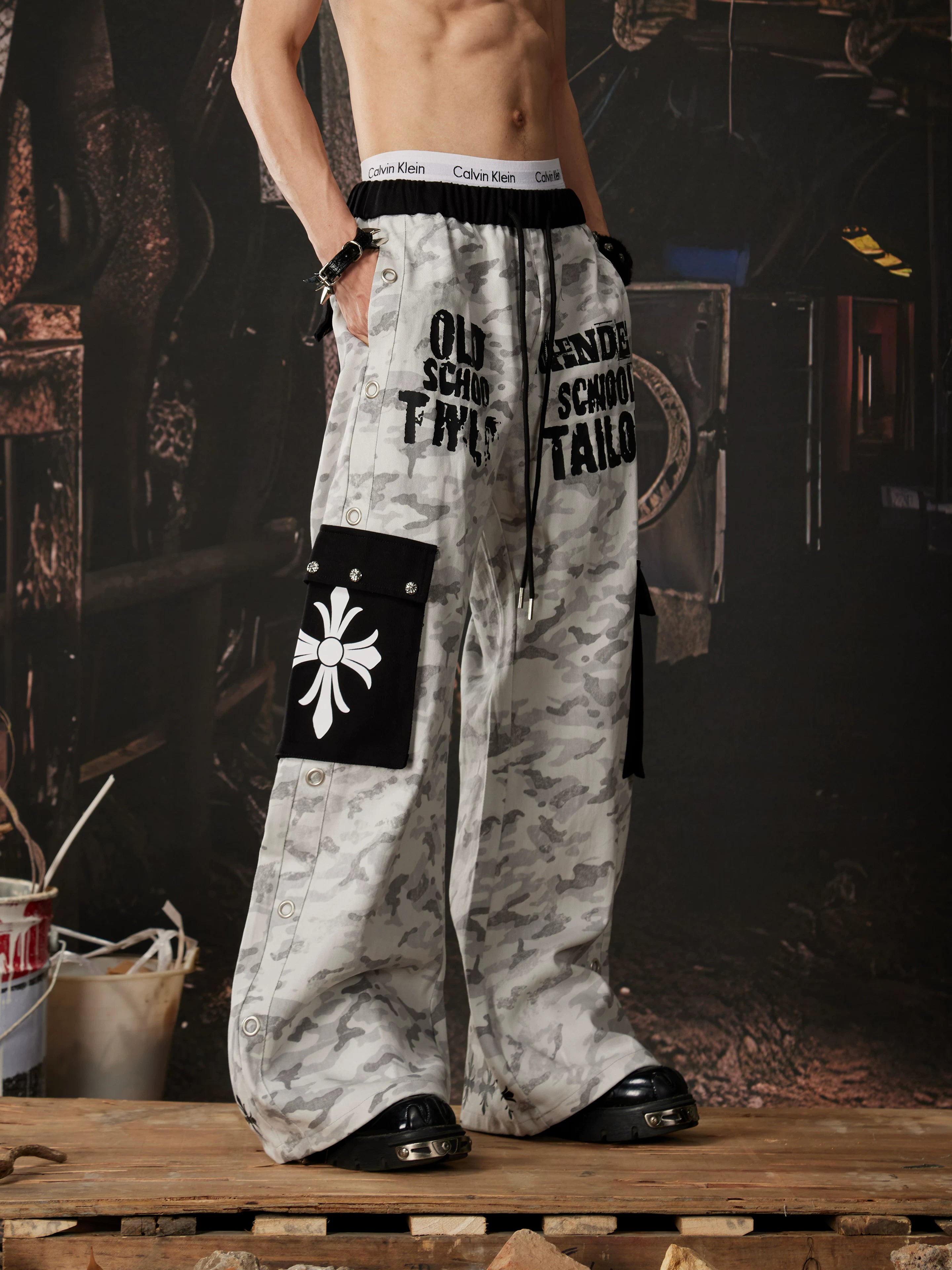 NOMANIAI Camo Multi-Pocket Printed Curved-Seam Cargo Pants.