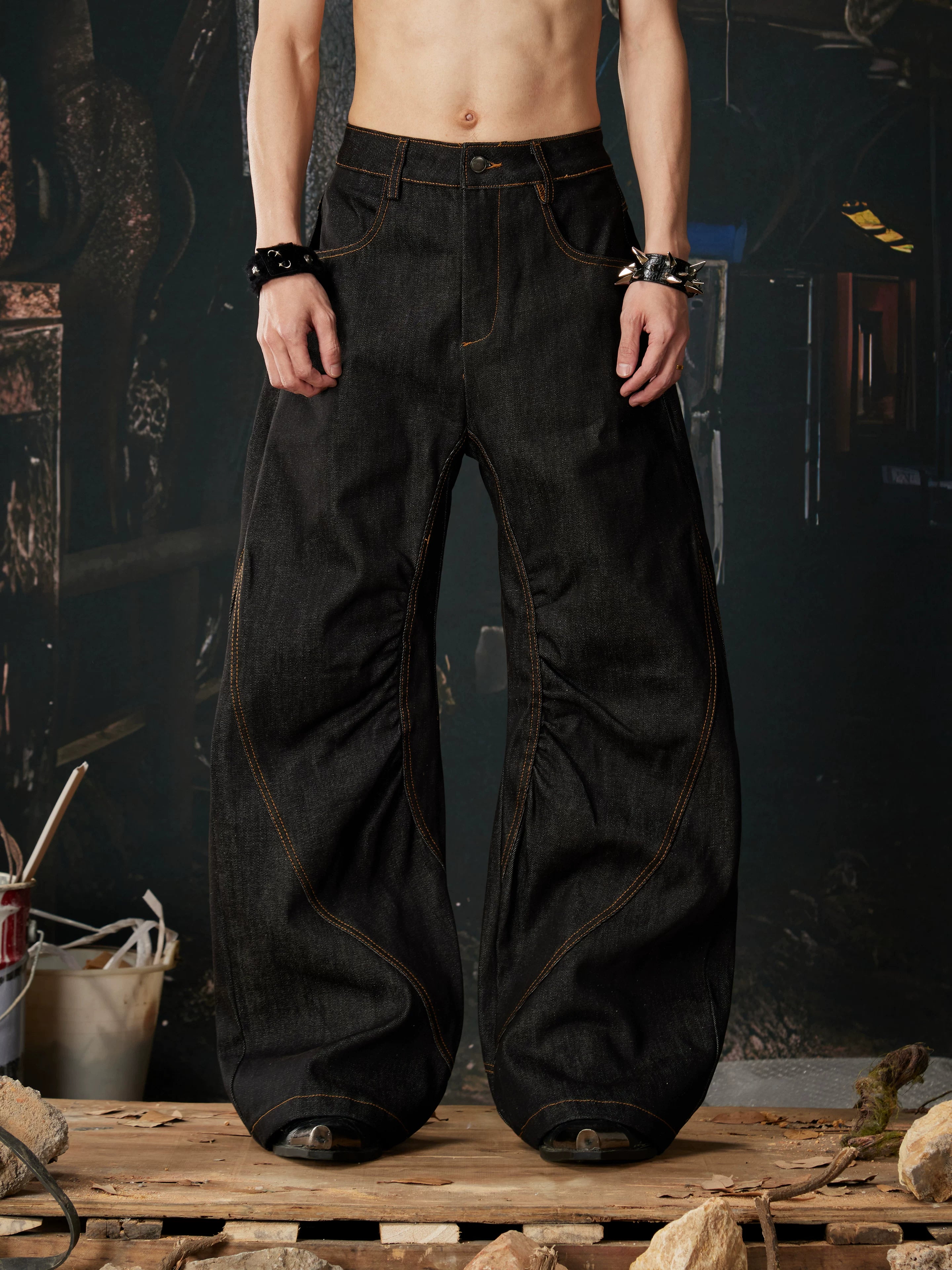 NOMANIAI Heavy-duty embroidered color-block pleated curved-seam jeans.