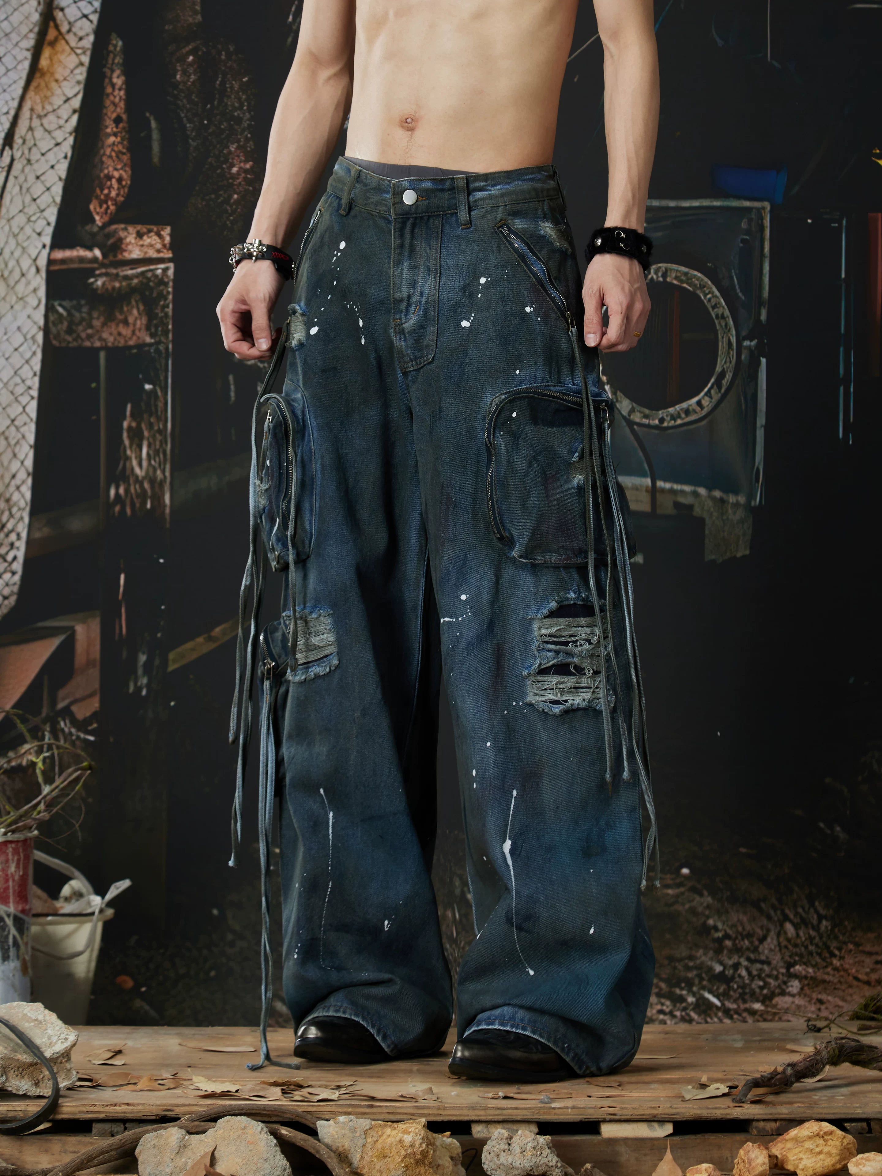 NOMANIAI  Heavy-duty wasteland-style multi-pocket denim jeans.