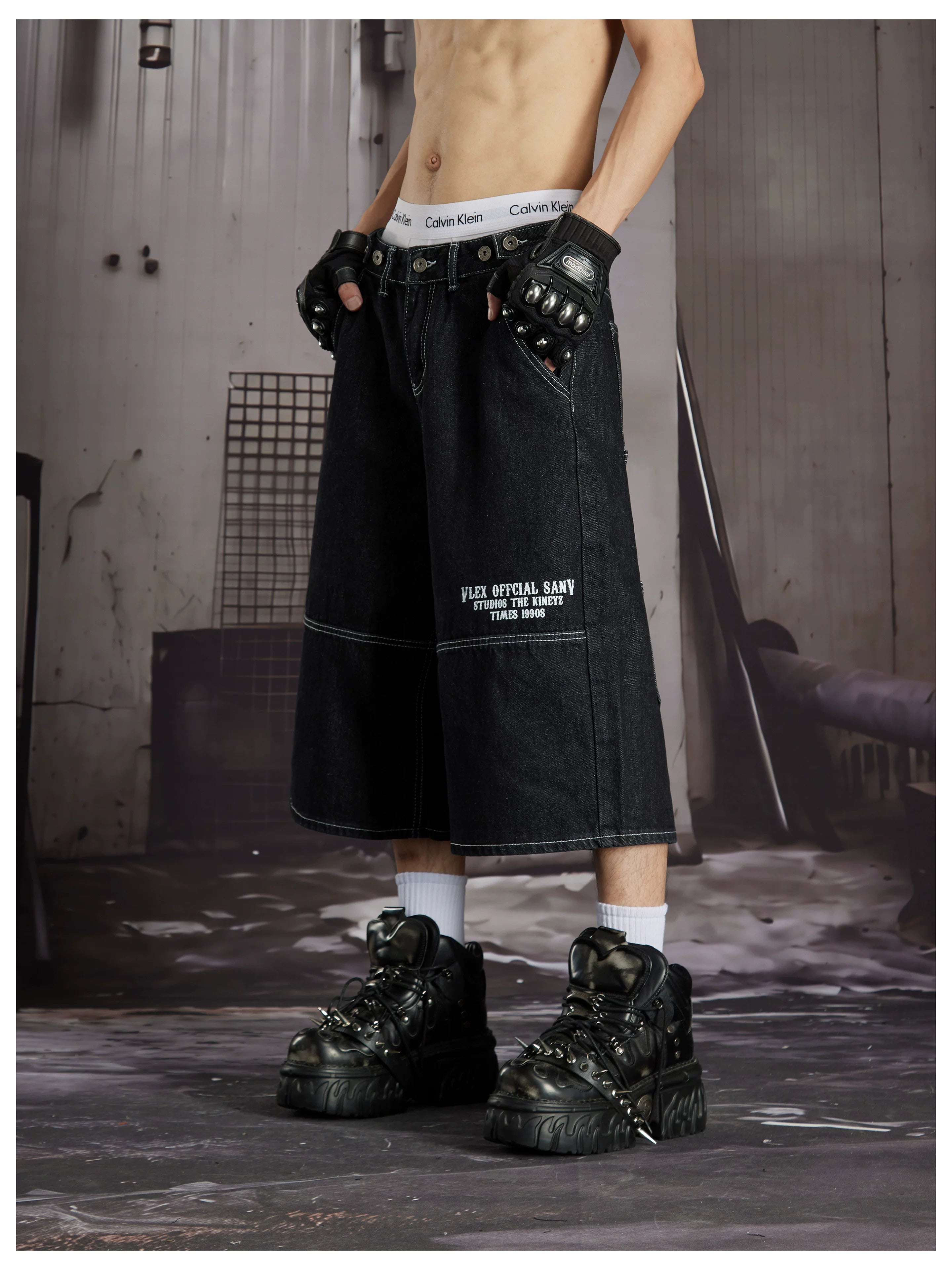 NOMANIAI Distinctive Multi-Pocket Adjustable Printed Cropped Jeans.