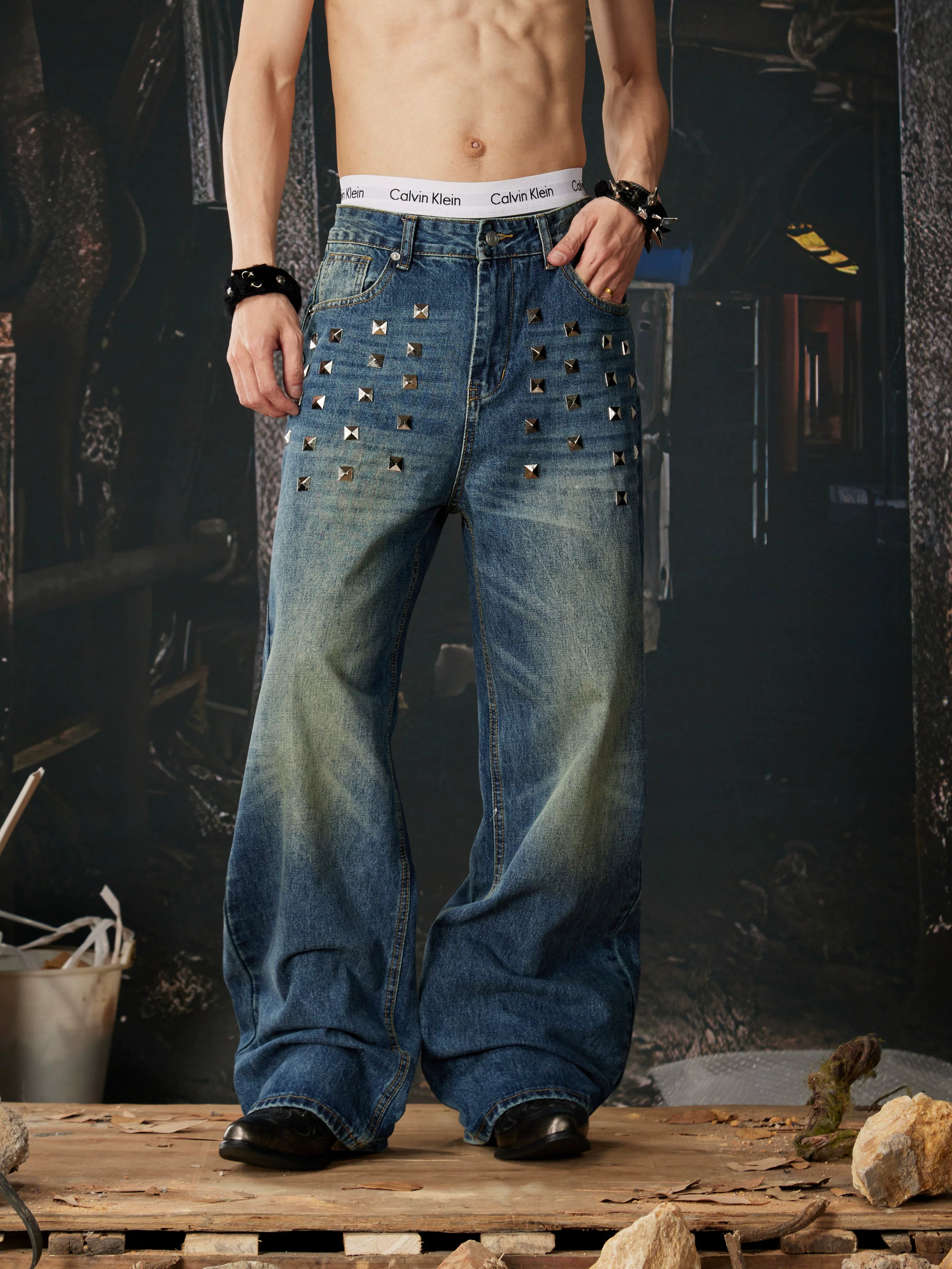 NOMANIAI Unisex Loose Straight-Leg Jeans with Rivets and Distressed Wash.