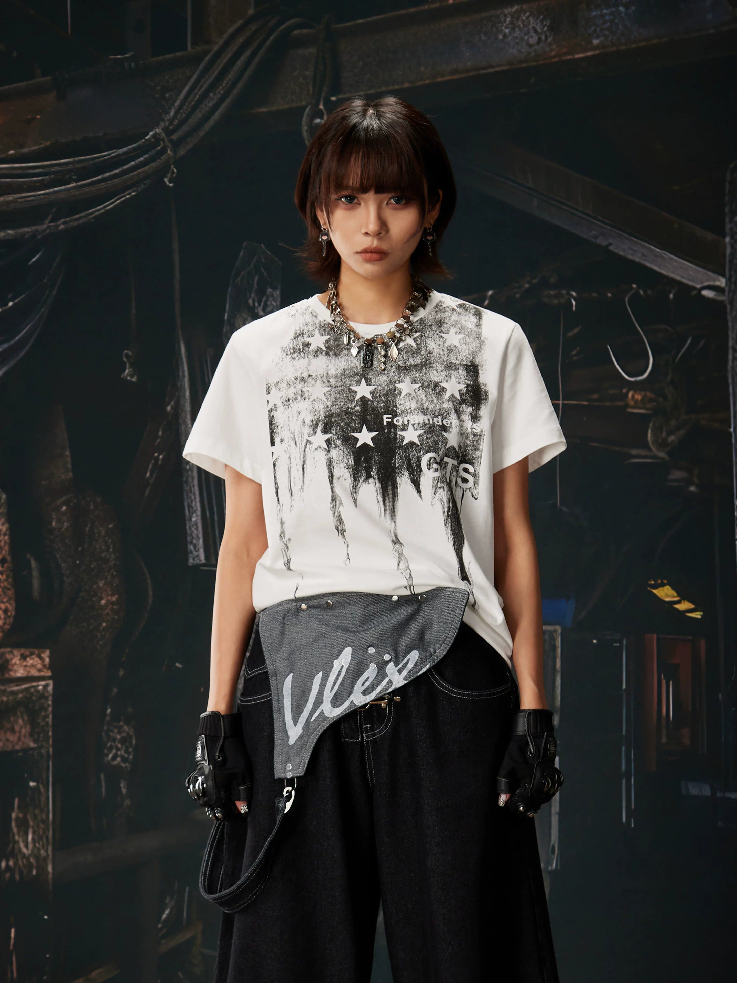 NOMANIAI "Insta-style" cropped, slim-fit printed short-sleeve T-shirt.