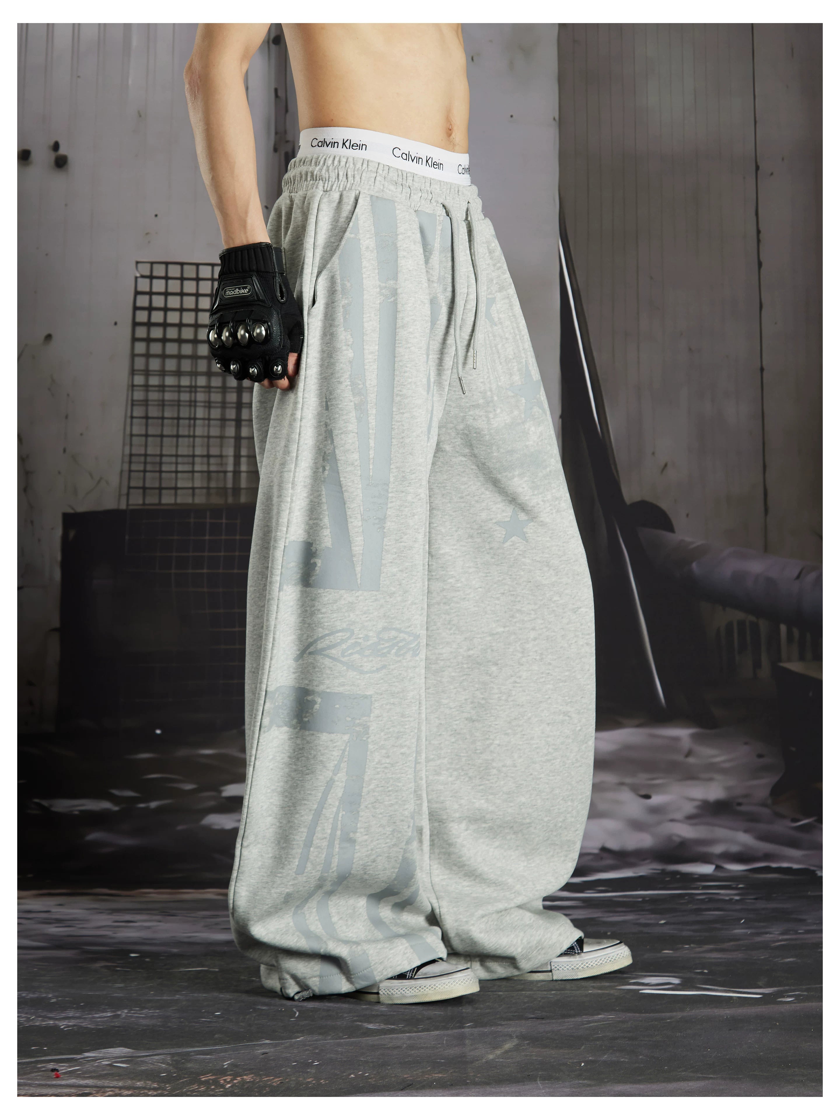 NOMANIAI  Distressed Union Jack star-print loose-fit casual sweatpants with an elastic waist.