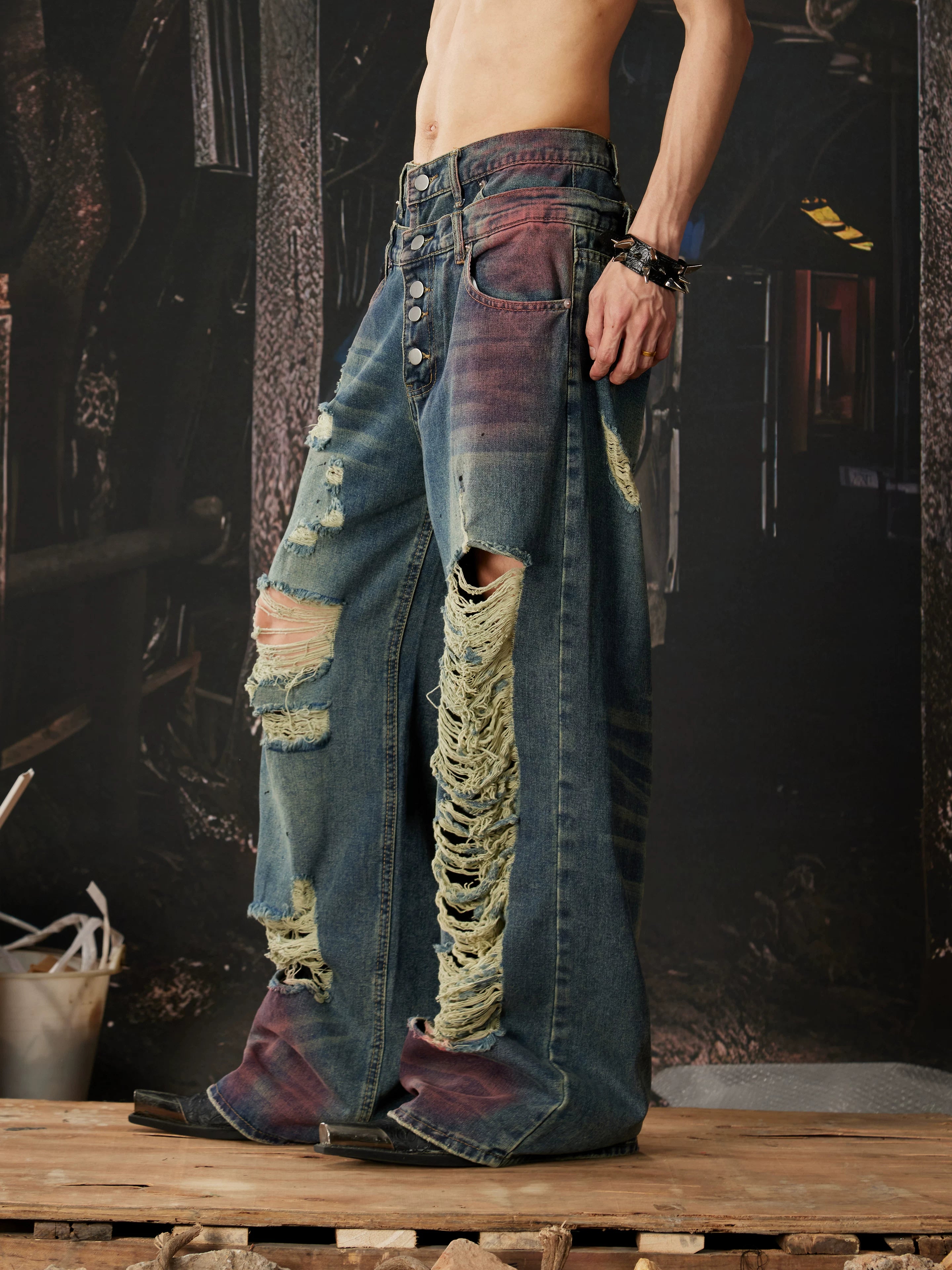 NOMANIAI Distressed jeans with a double-waistband design and cutouts.