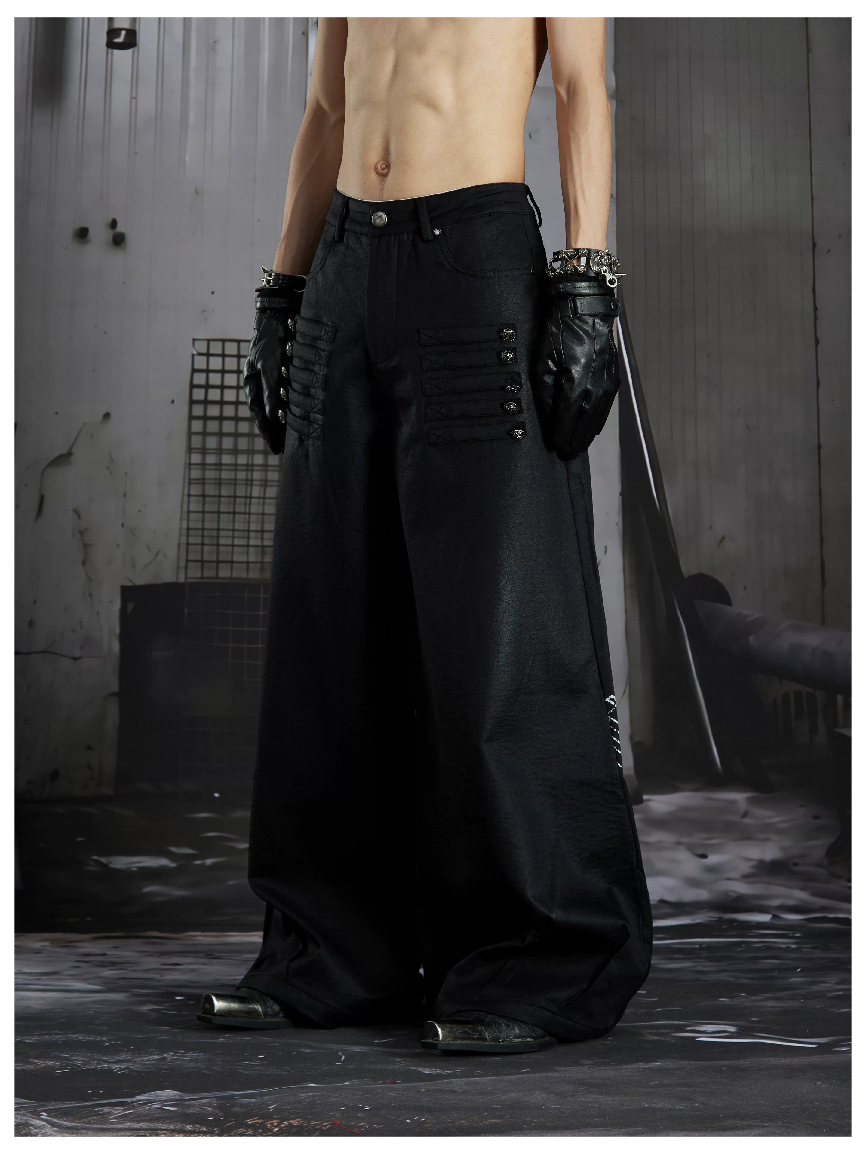 NOMANIAI Premium fabric casual trousers with metal hardware details.