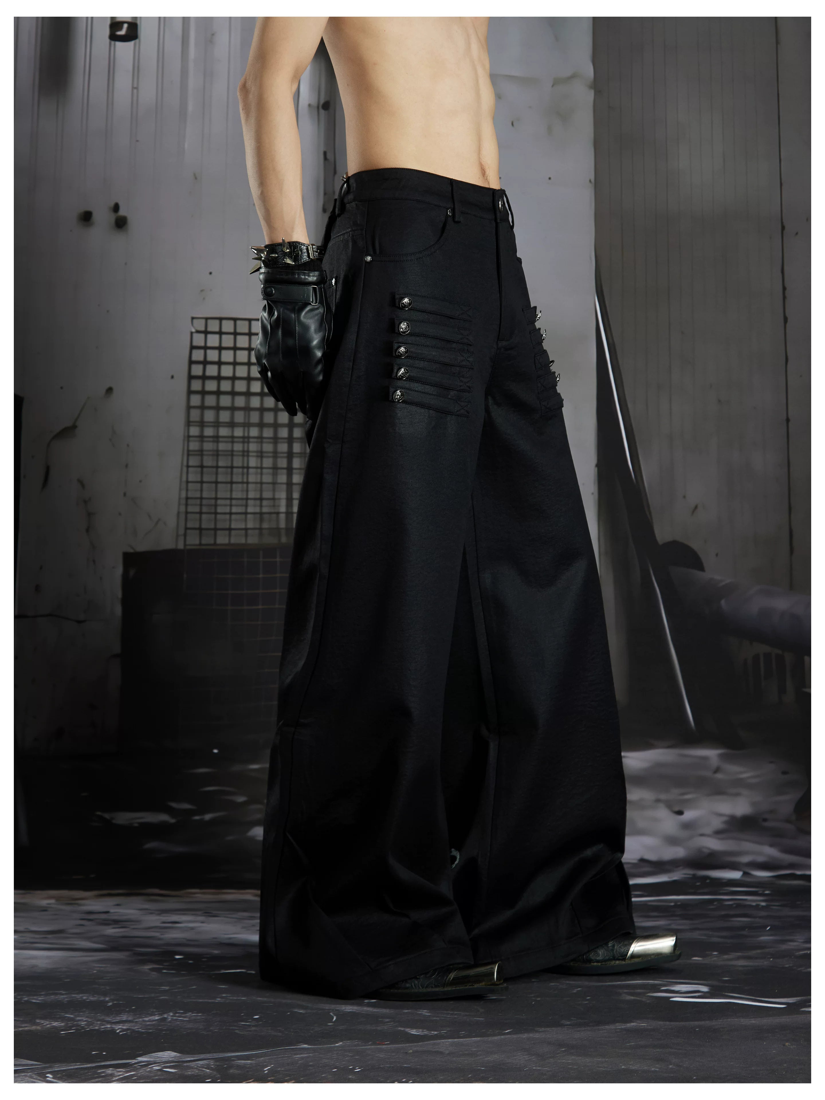 NOMANIAI Premium fabric casual trousers with metal hardware details.
