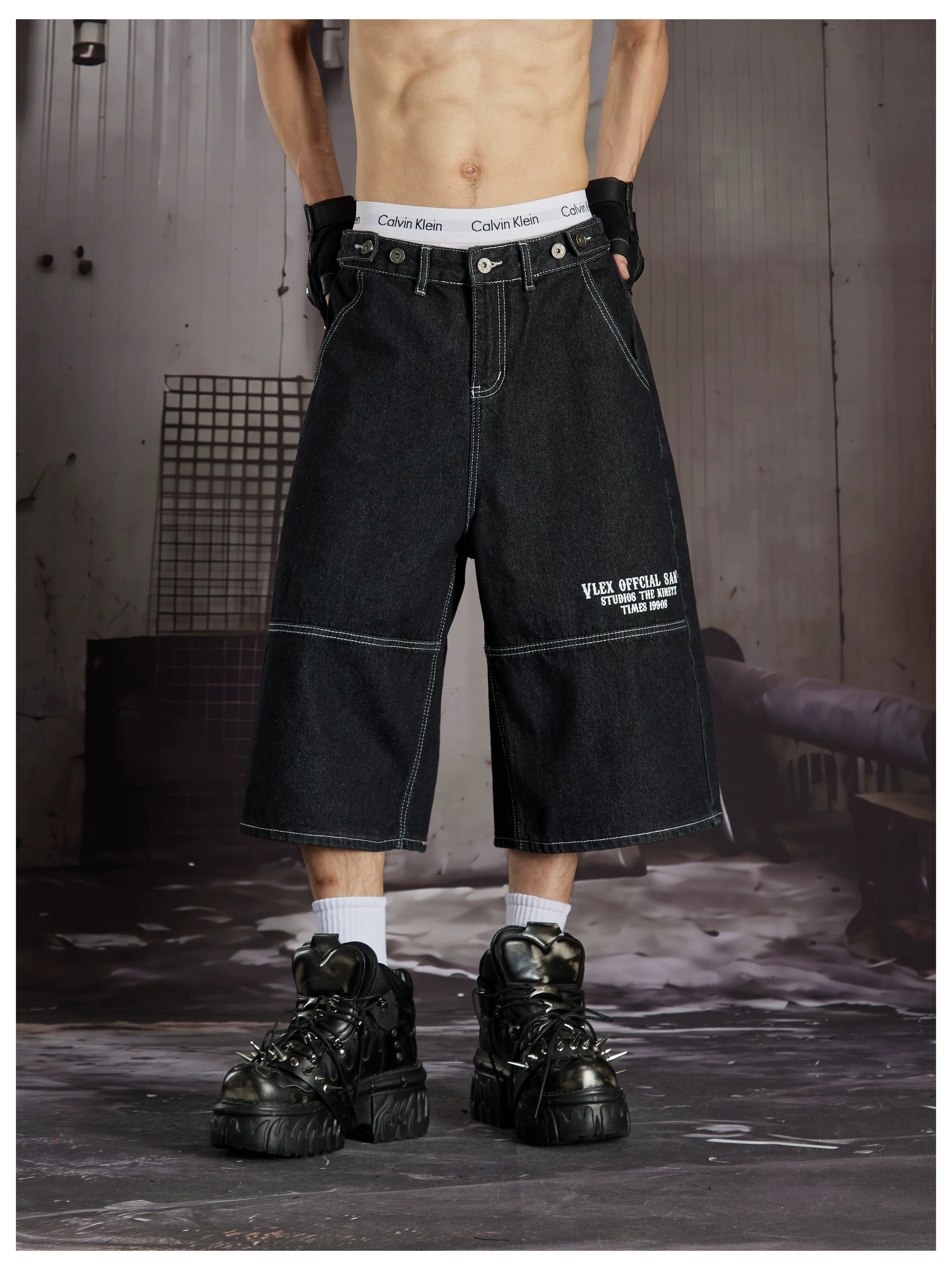NOMANIAI Distinctive Multi-Pocket Adjustable Printed Cropped Jeans.