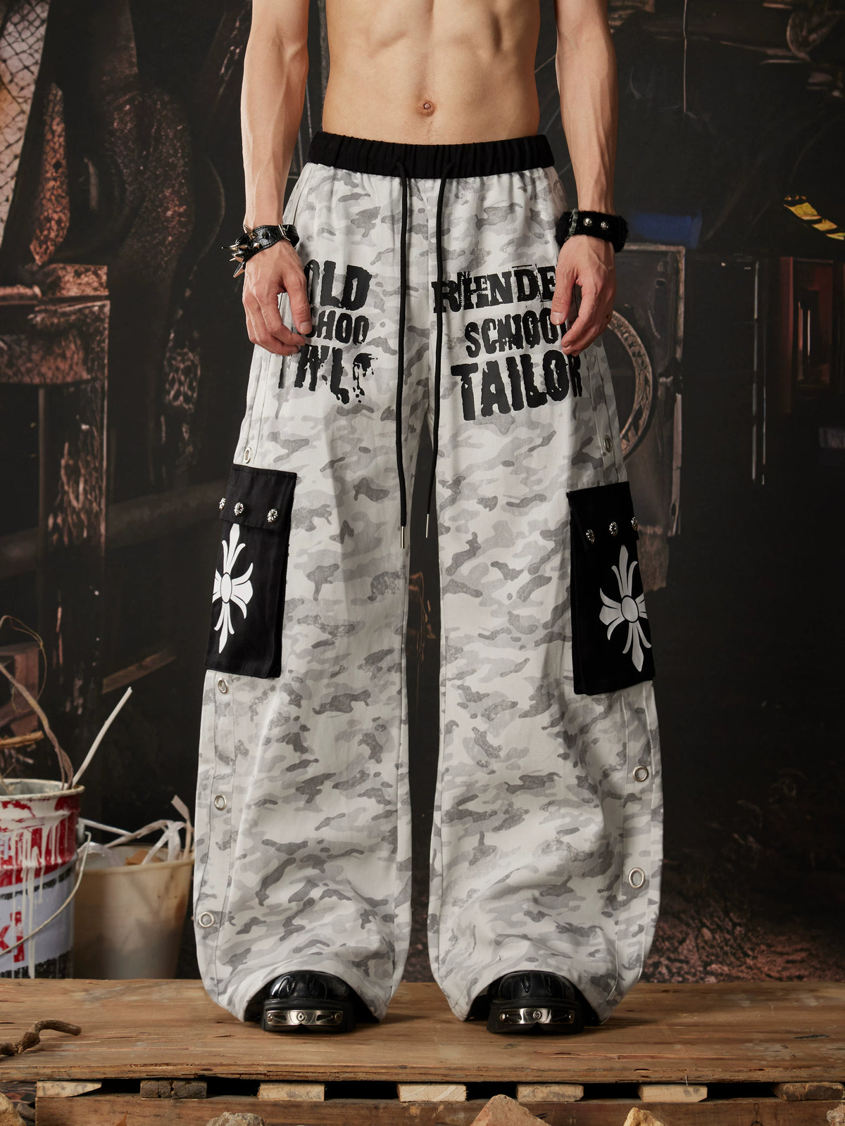 NOMANIAI Camo Multi-Pocket Printed Curved-Seam Cargo Pants.