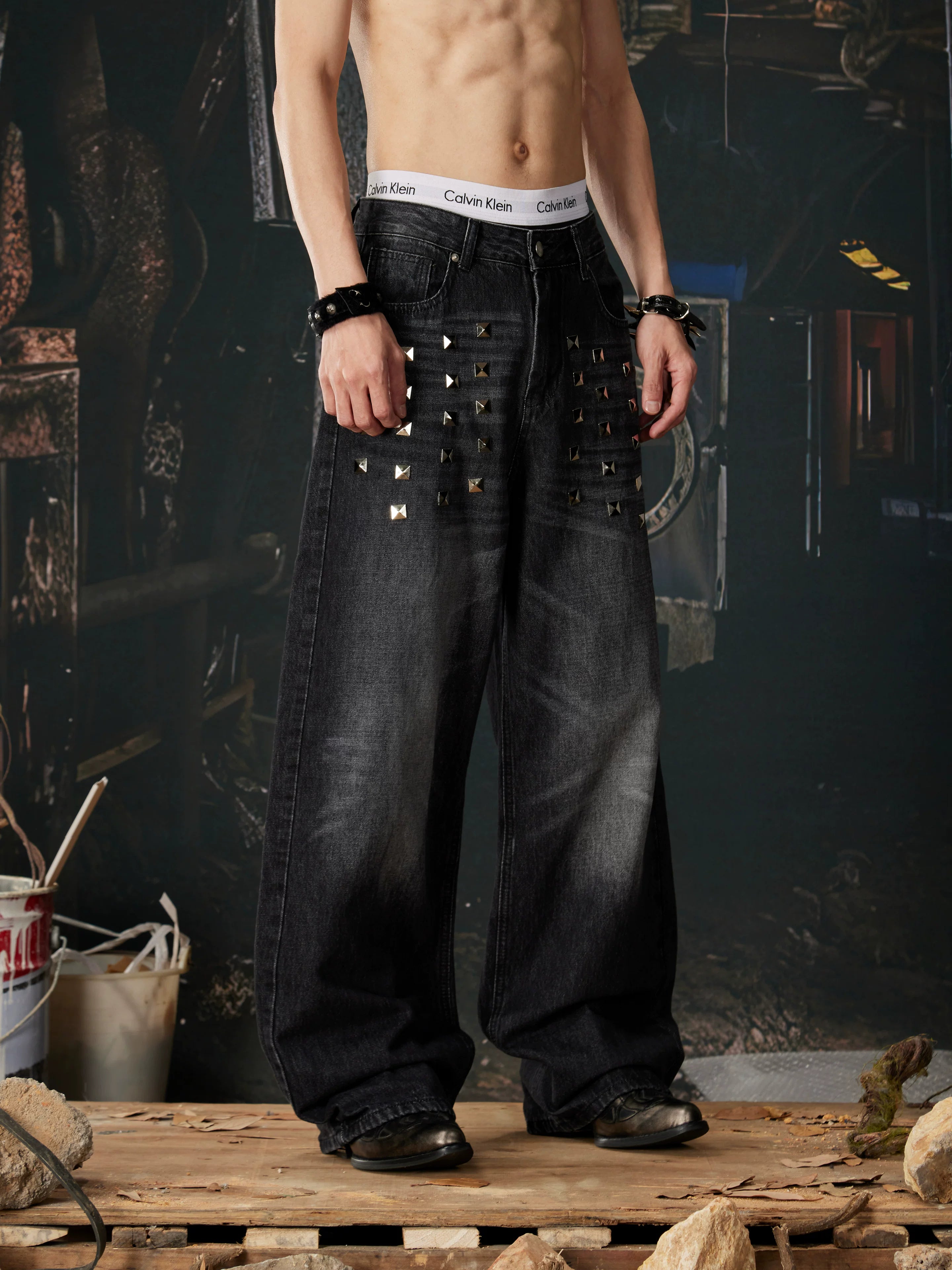 NOMANIAI Unisex Loose Straight-Leg Jeans with Rivets and Distressed Wash.