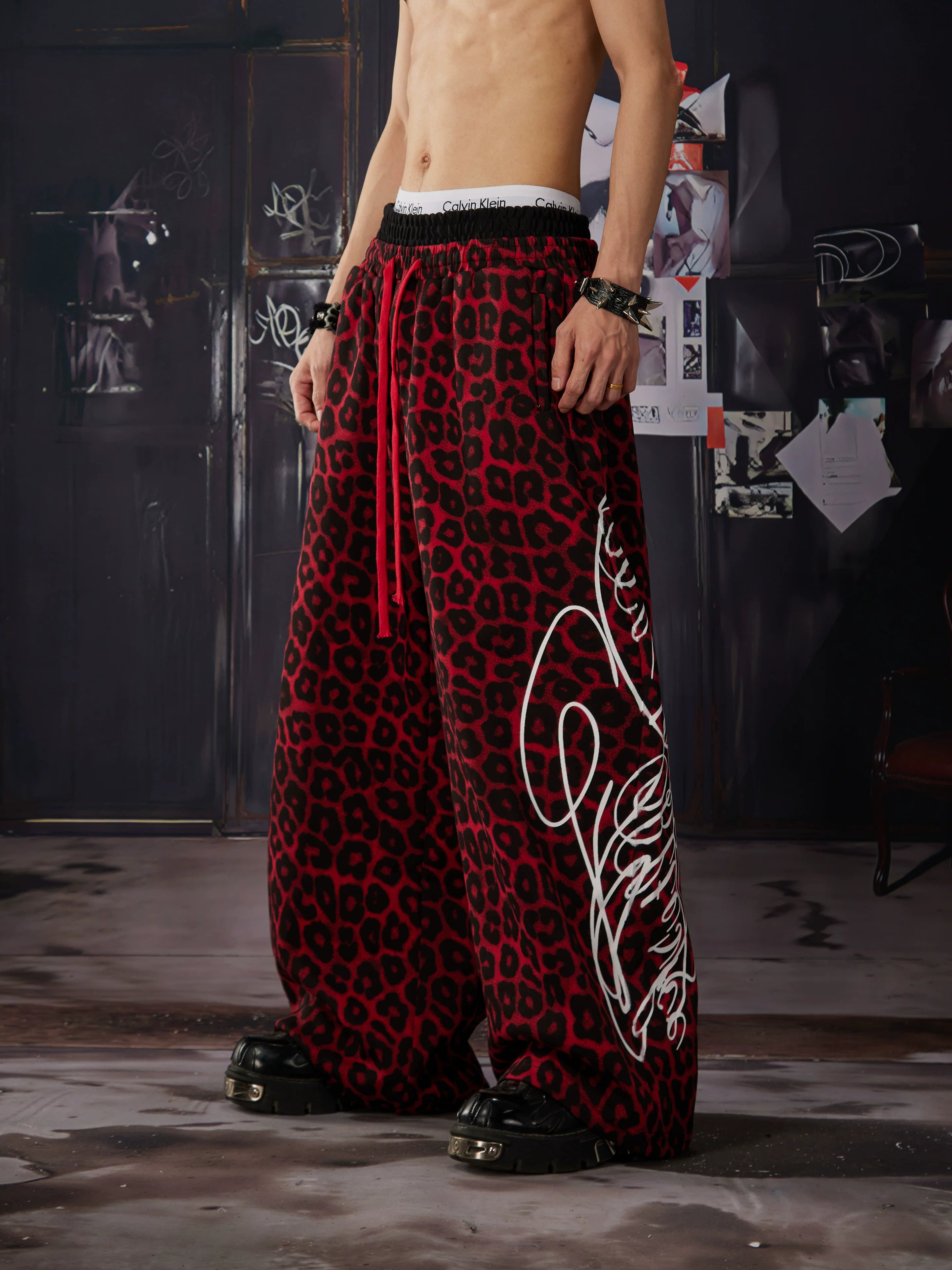 NOMANIAI Y2K-style loose-fit casual pants with leopard print and totem motifs.