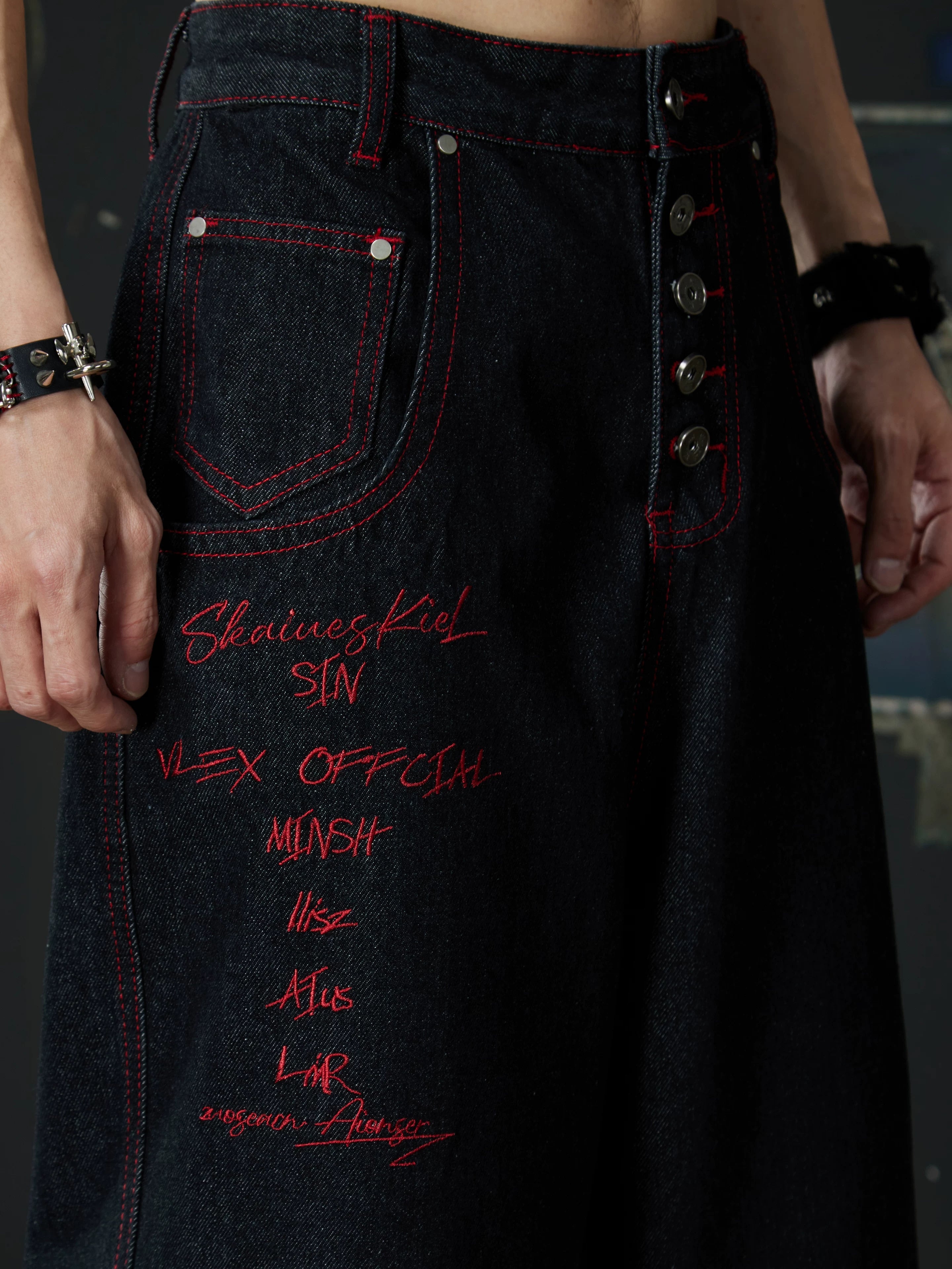 NOMANIAI  Dragon Totem Embroidered Multi-Button Jeans.