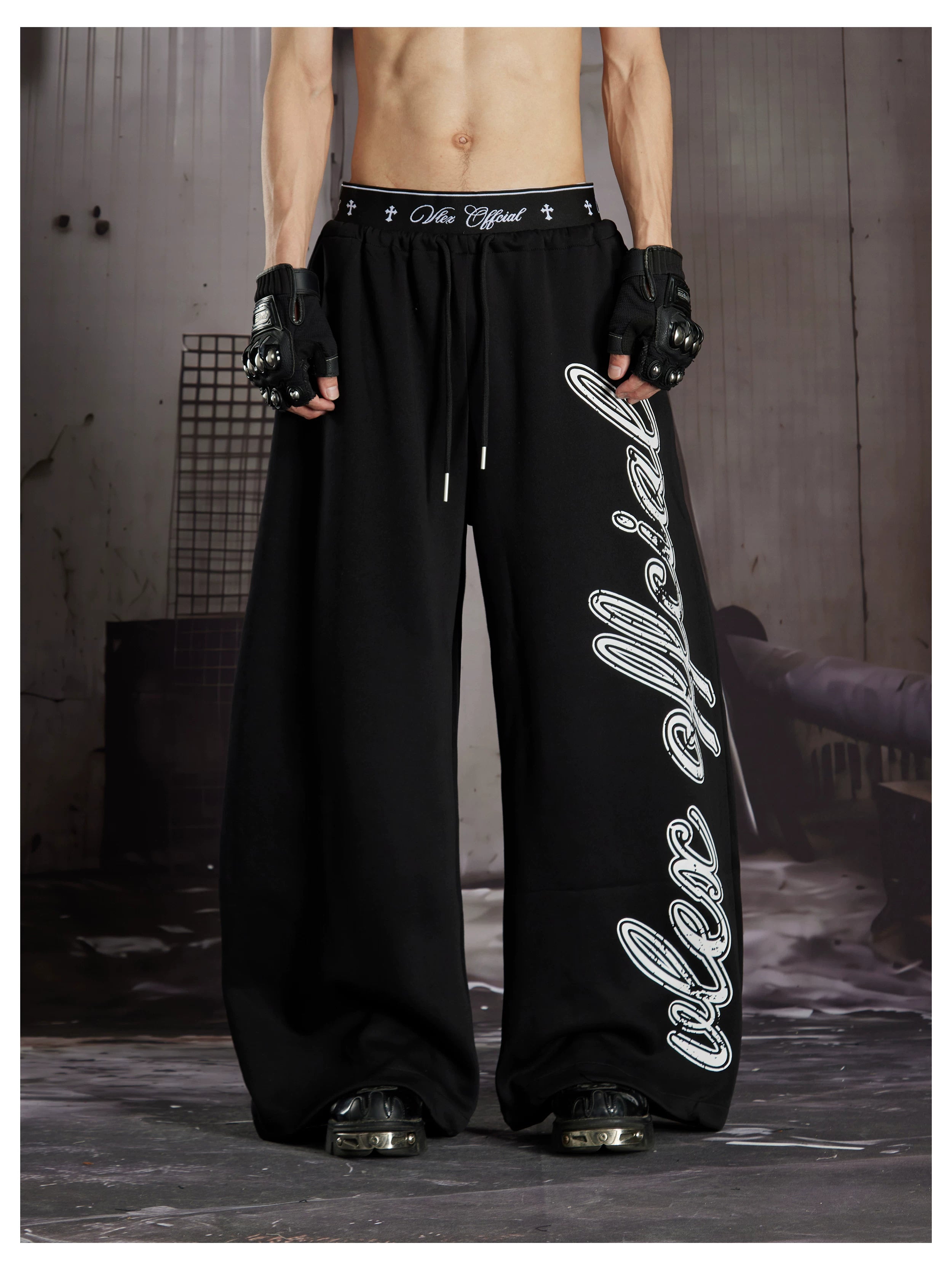 NOMANIAI  Loose-fit casual trousers with double-waistband design and totem print.