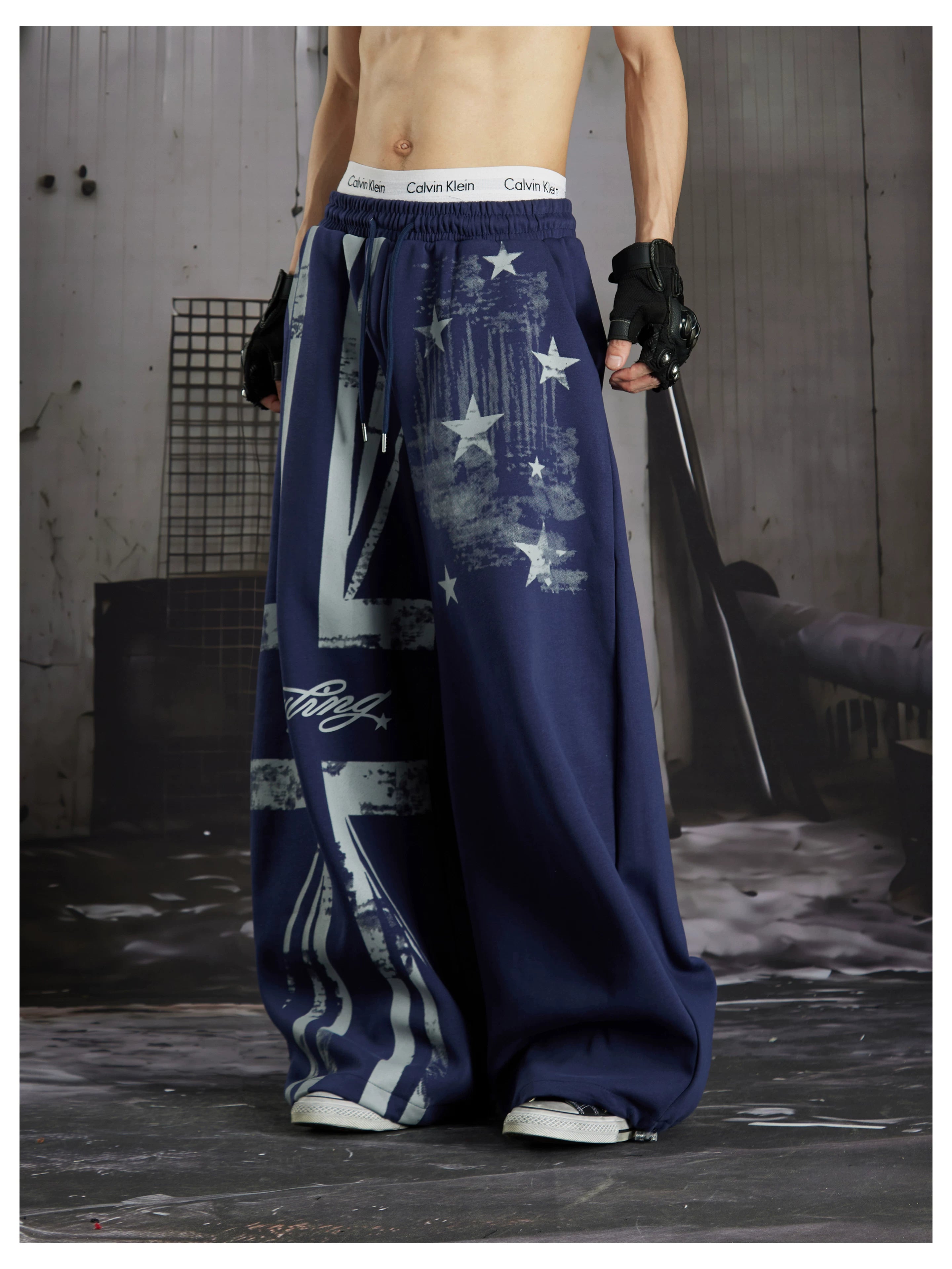 NOMANIAI  Distressed Union Jack star-print loose-fit casual sweatpants with an elastic waist.